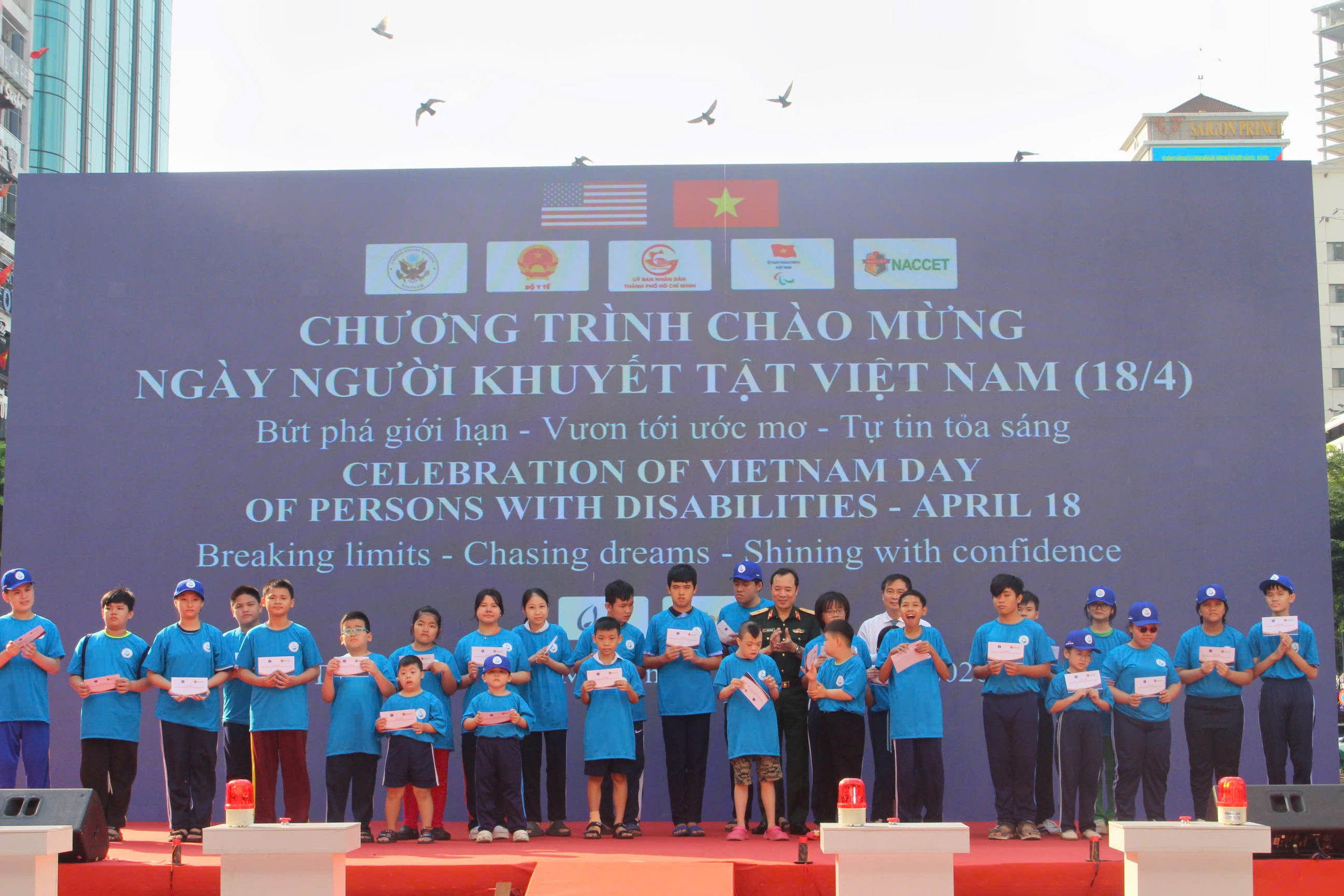 Hơn 1.300 người tham gia Ngày Người khuyết tật Việt Nam tại phố đi bộ Nguyễn Huệ  - Ảnh 6.