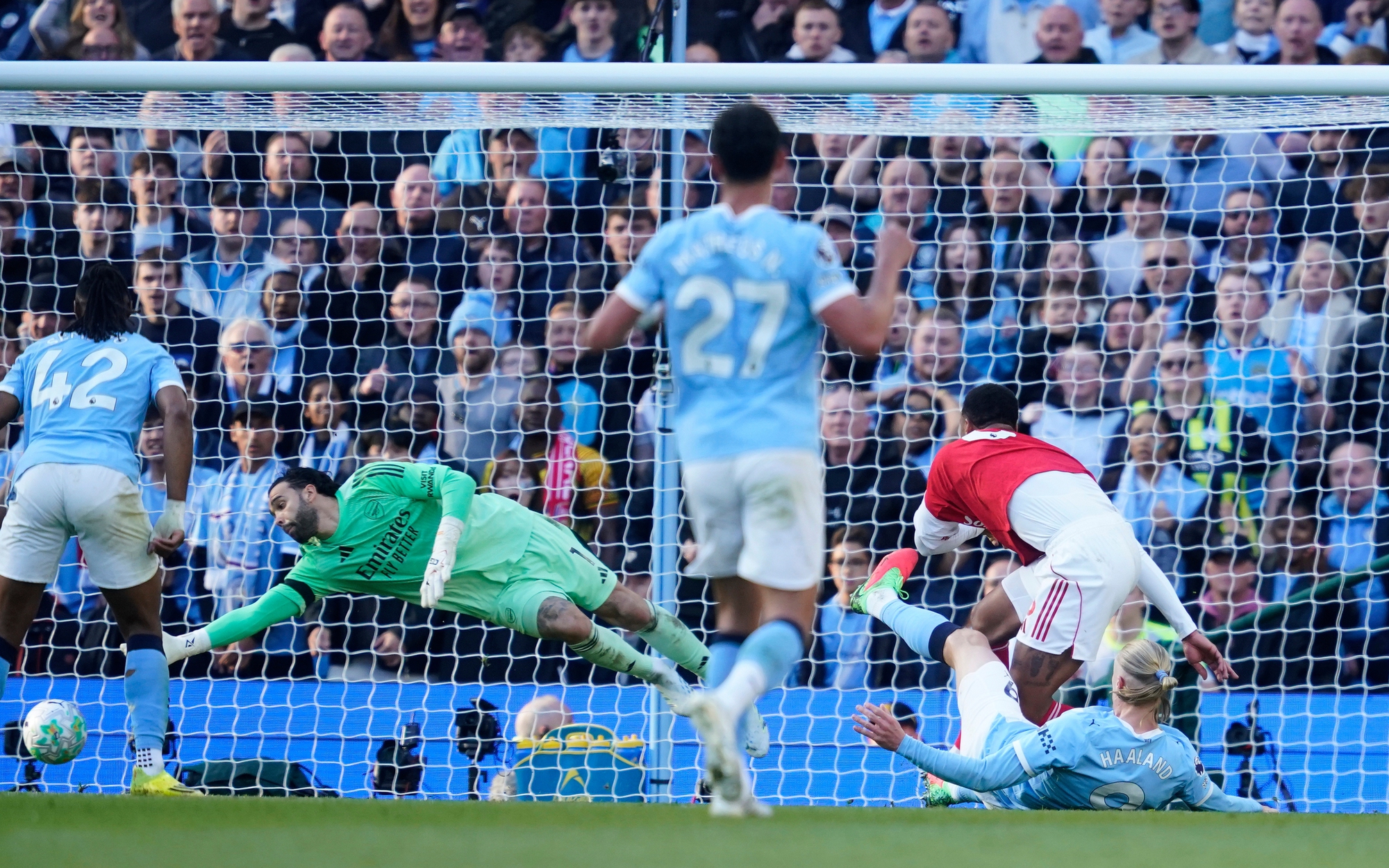 Haaland &ldquo;gi&uacute;p&rdquo; Gabriel tho&aacute;t thẻ đỏ khi Man City hạ Arsenal - Ảnh 3.