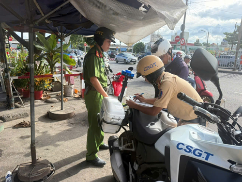 H&agrave;nh vi vi phạm an to&agrave;n đường sắt v&agrave; kinh nghiệm tệ hại cho thế hệ trẻ - Ảnh 1.