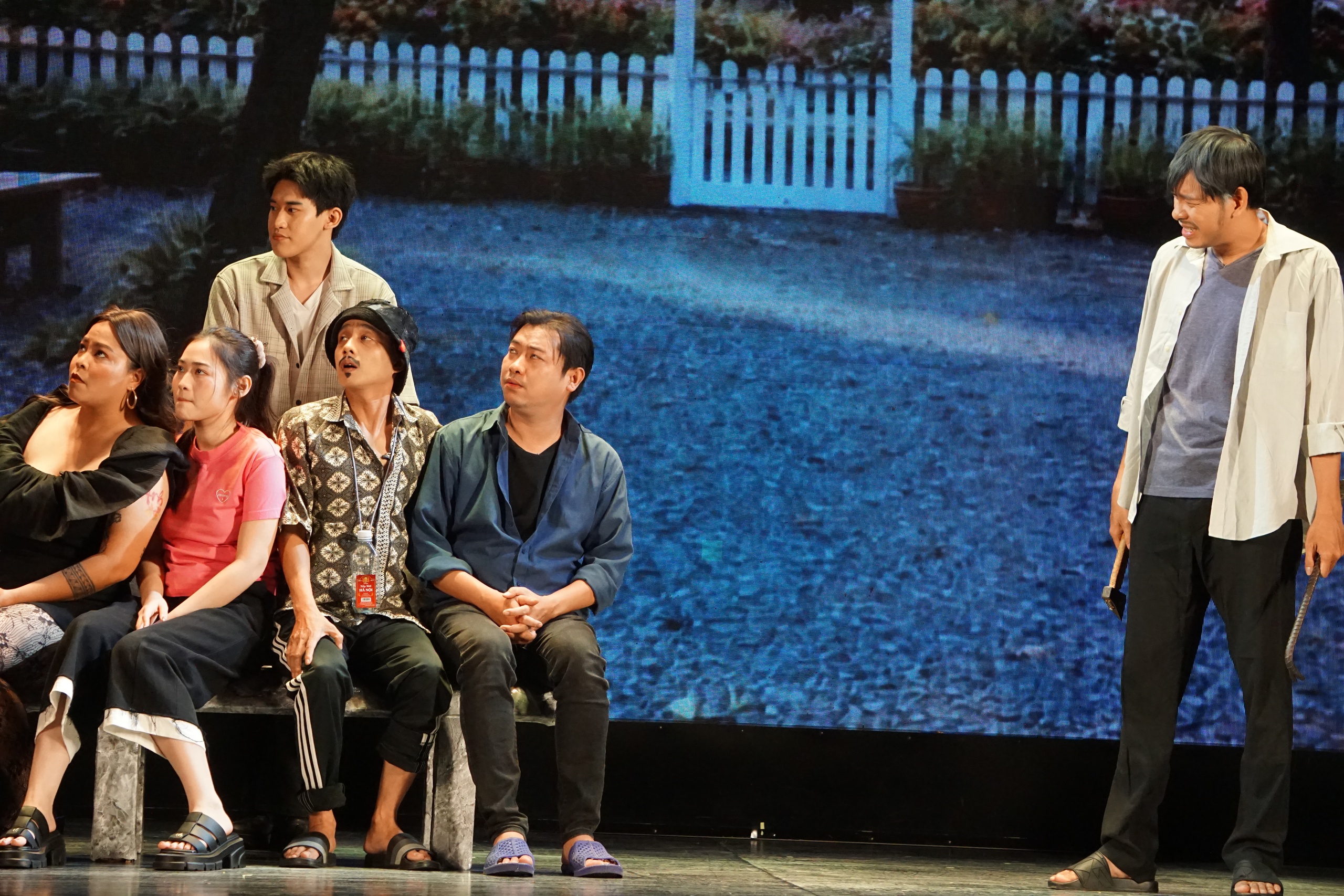 Hồng Vân, Tuấn Dũng, Đinh Mạnh Phúc tung hứng trong vở hài kịch 