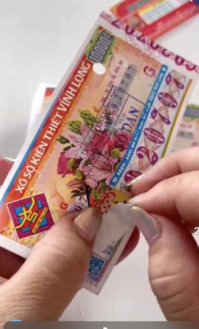 Chiêu lừa đổi vé số trúng thưởng giả khiến người bán mất tiền oan năm 2026 - Ảnh 1.