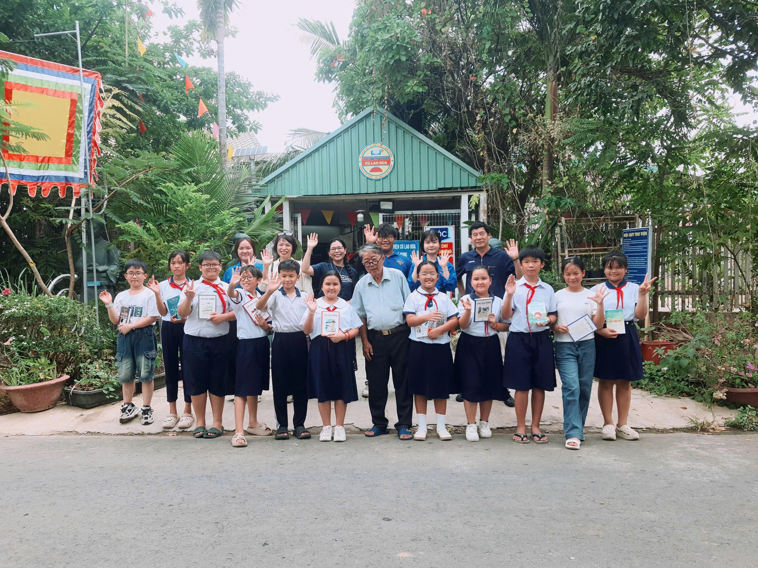 Chương trình “Tủ sách yêu thương” nối nhịp tri thức nơi Cù lao Rùa - Ảnh 2.