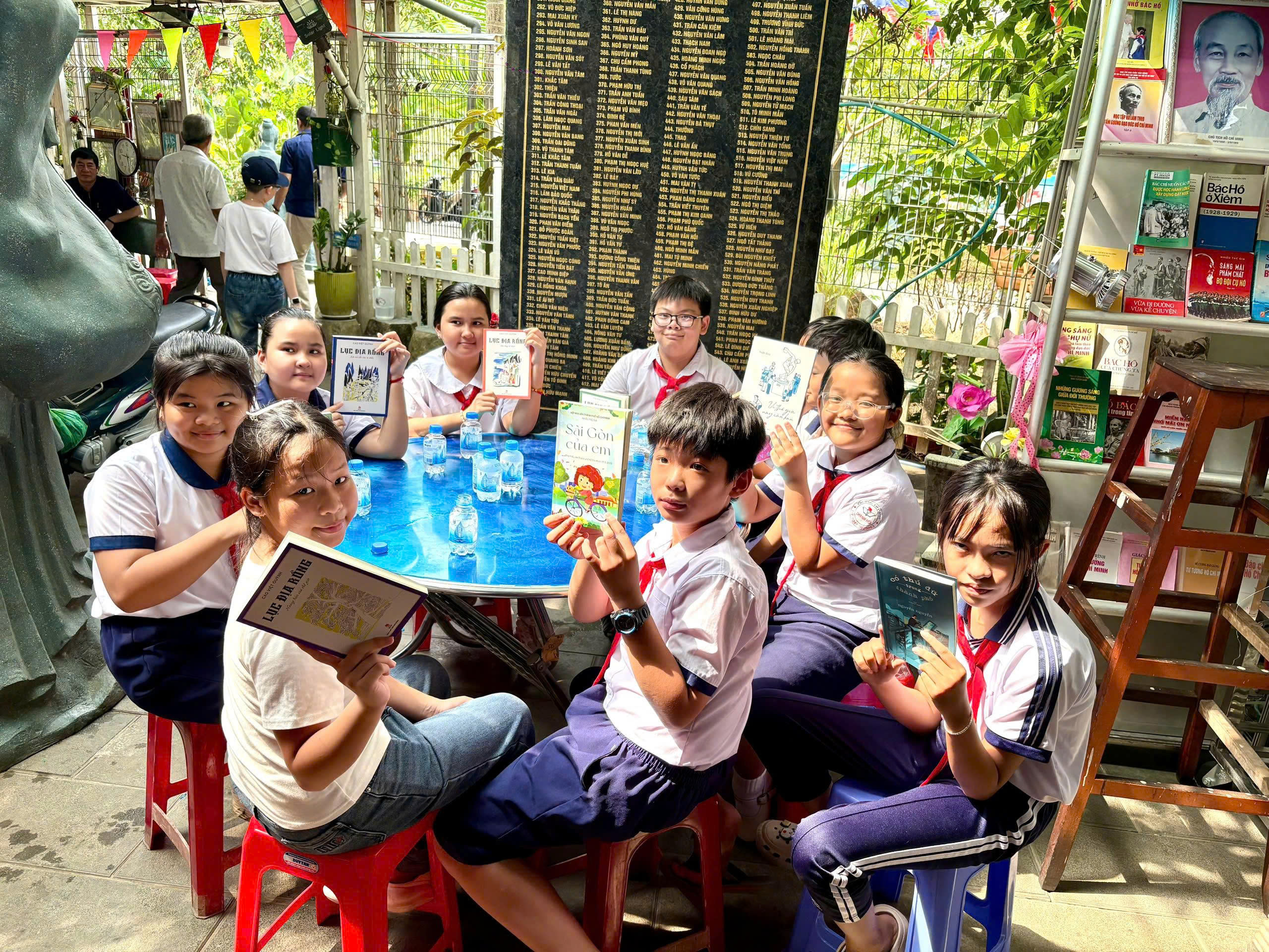 Chương trình “Tủ sách yêu thương” nối nhịp tri thức nơi Cù lao Rùa - Ảnh 3.