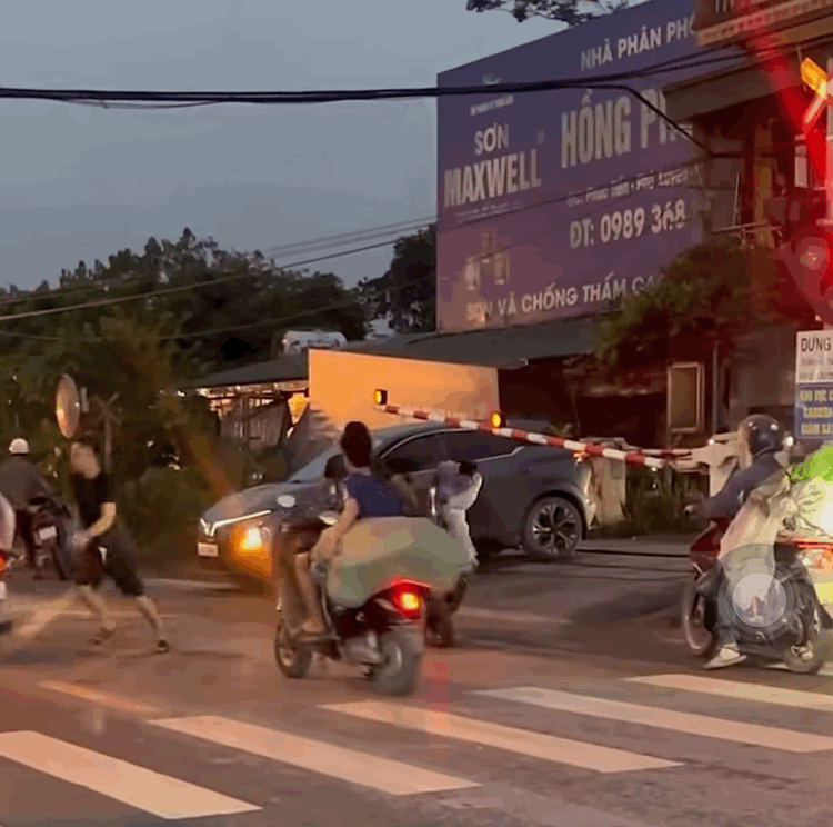 &Ocirc; t&ocirc; bị t&agrave;u hỏa t&ocirc;ng ở H&agrave; Nội , t&agrave;i xế may mắn tho&aacute;t nạn trong tai nạn giao th&ocirc;ng - Ảnh 1.