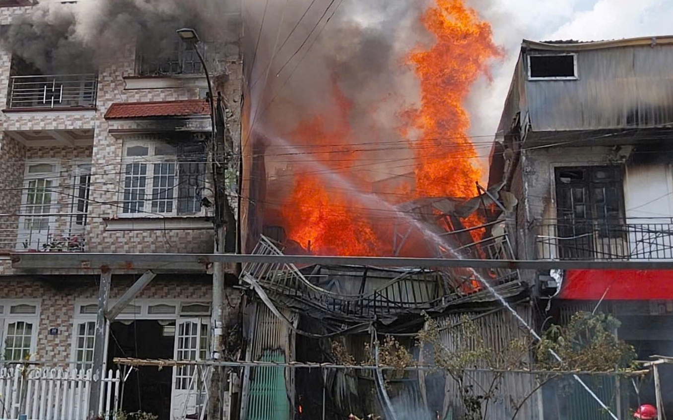 Đại &uacute;y Cảnh s&aacute;t PCCC bị thương khi dập tắt đ&aacute;m ch&aacute;y ở Đ&agrave; Lạt - Ảnh 1.