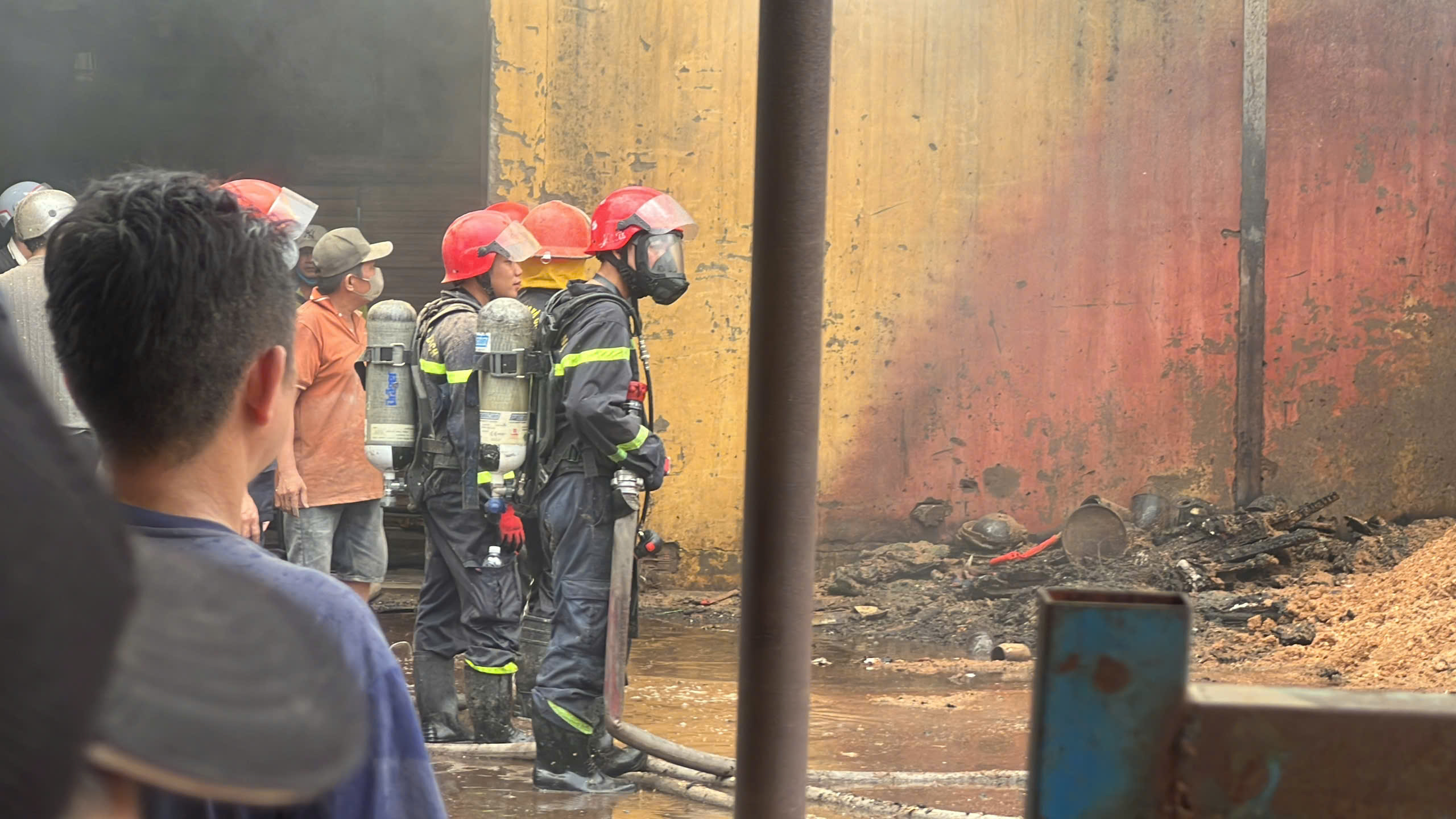 Cháy lớn xưởng gỗ TPHCM: Khói đen cuồn cuộn và tiếng nổ lớn - Ảnh 2.