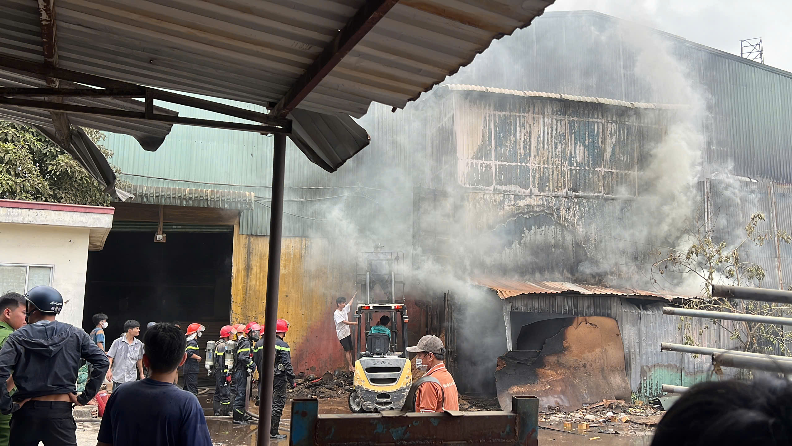 Cháy lớn xưởng gỗ TPHCM: Khói đen cuồn cuộn và tiếng nổ lớn - Ảnh 1.