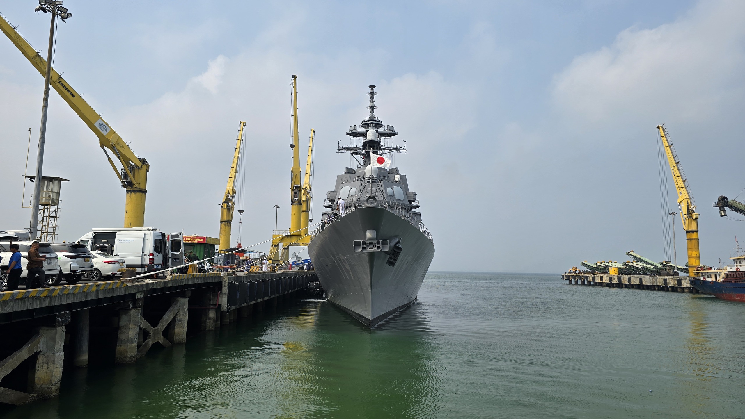 CLIP: Cận cảnh kh&iacute; t&agrave;i hiện đại b&ecirc;n trong t&agrave;u hộ vệ Asahi Nhật Bản - Ảnh 1.