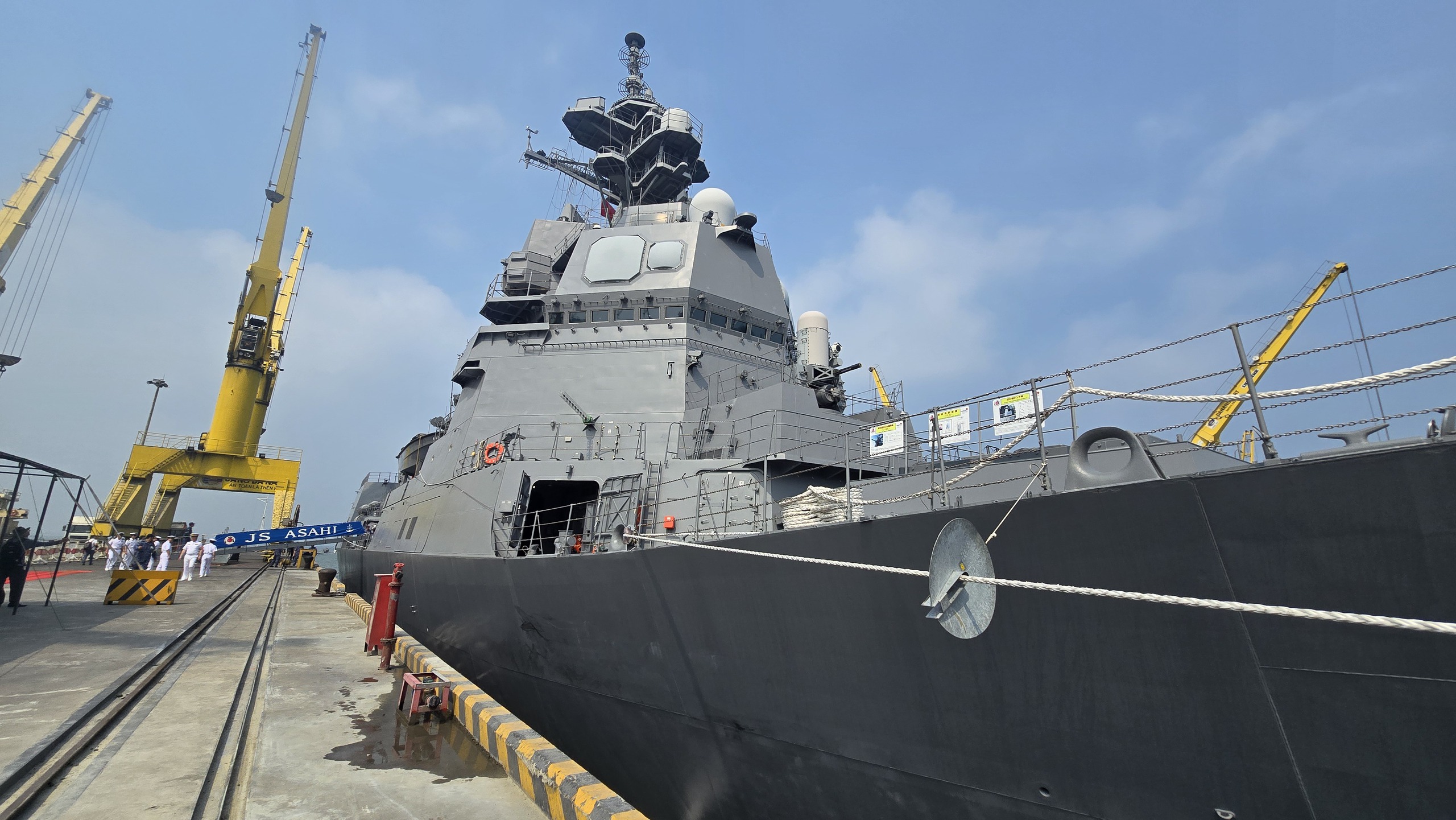 CLIP: Cận cảnh kh&iacute; t&agrave;i hiện đại b&ecirc;n trong t&agrave;u hộ vệ Asahi Nhật Bản - Ảnh 2.