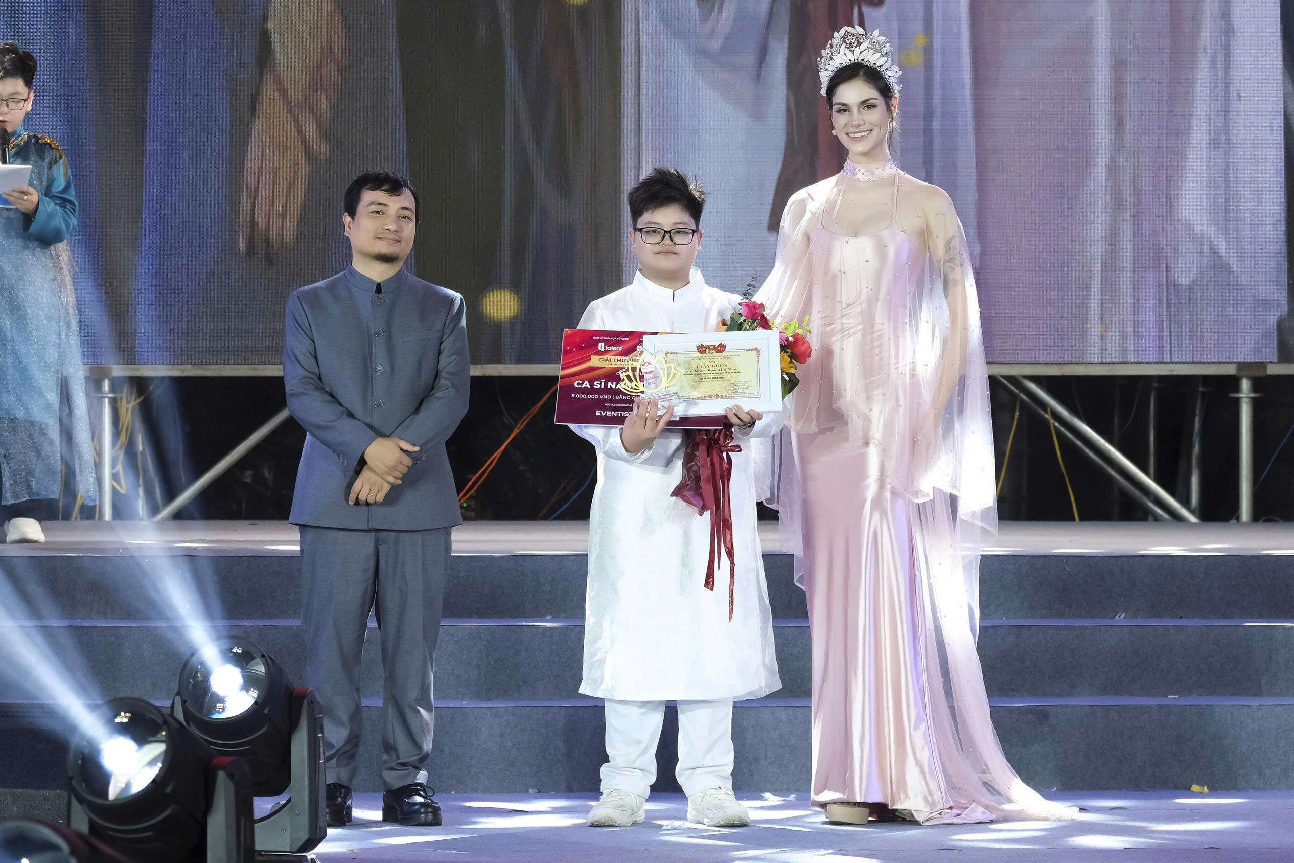 Đoàn Ngọc Gia Bảo đoạt giải Nam ca sĩ triển vọng tại Búp Sen vàng  - Ảnh 1.