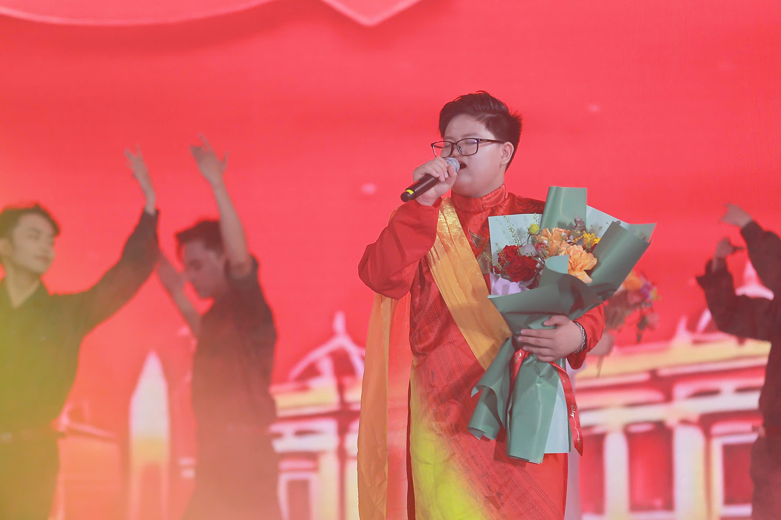 Đoàn Ngọc Gia Bảo đoạt giải Nam ca sĩ triển vọng tại Búp Sen vàng  - Ảnh 3.