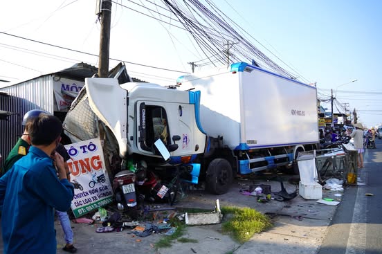 CLIP: Cabin bị sụp, xe tải mất l&aacute;i t&ocirc;ng v&agrave;o nhiều phương tiện ven đường - Ảnh 1.