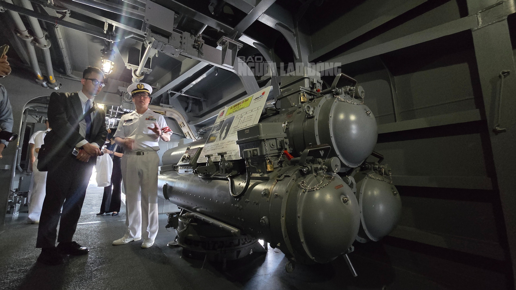 CLIP: Cận cảnh kh&iacute; t&agrave;i hiện đại b&ecirc;n trong t&agrave;u hộ vệ Asahi Nhật Bản - Ảnh 15.