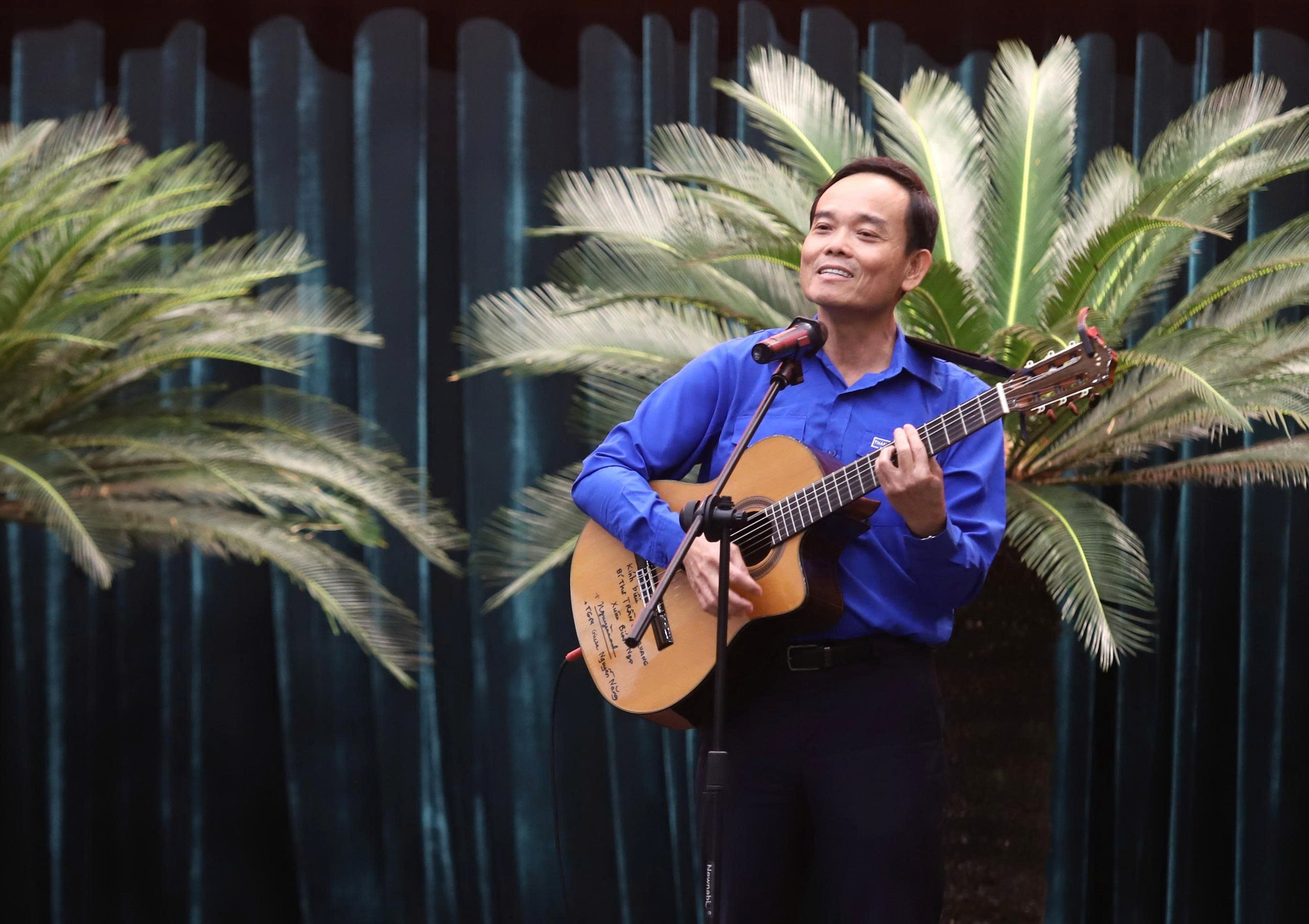 Clip B&iacute; thư Th&agrave;nh ủy TPHCM &ocirc;m đ&agrave;n, h&aacute;t khi gặp gỡ thanh ni&ecirc;n - Ảnh 1.