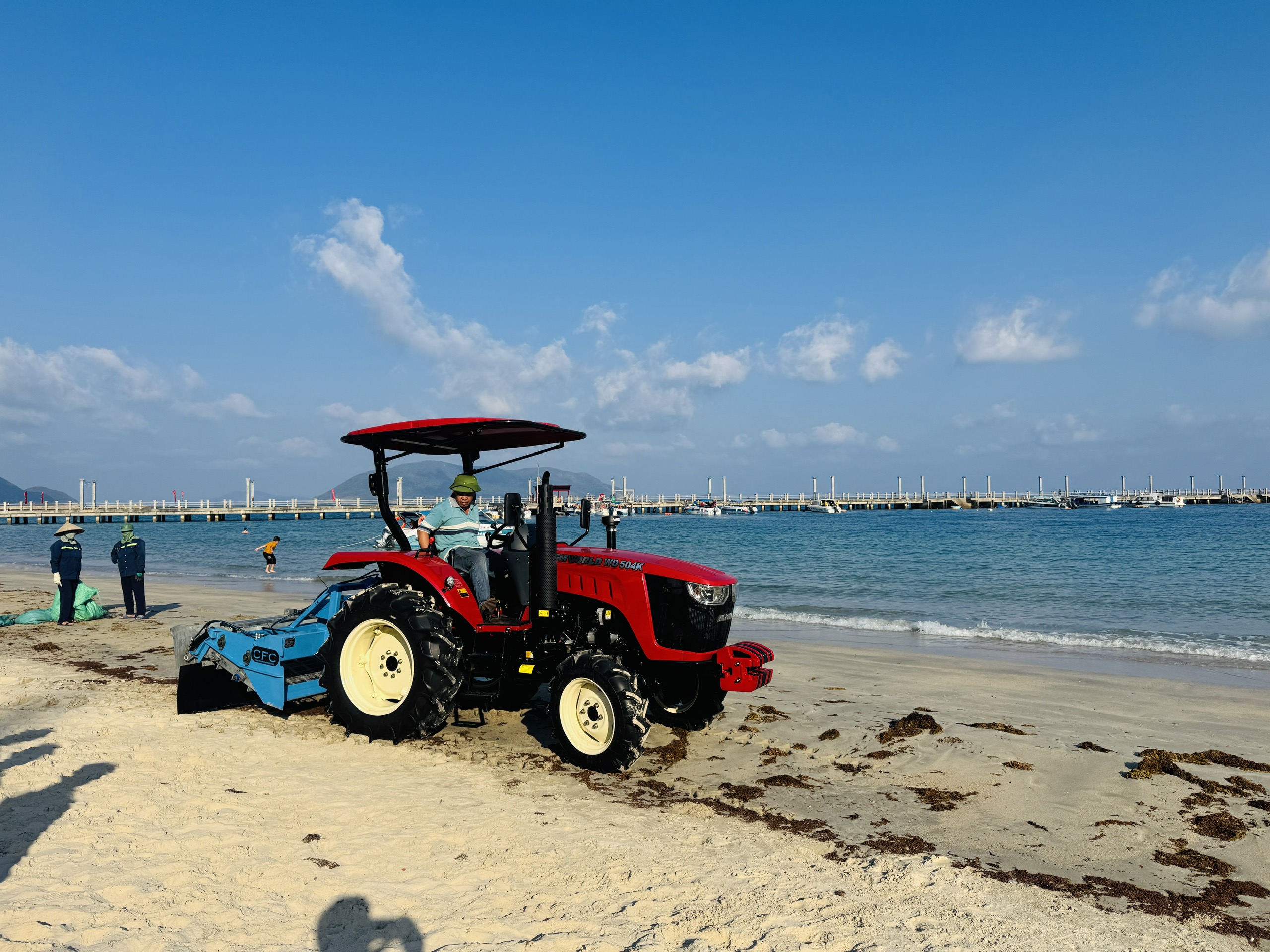 Côn Đảo lần đầu có máy sàng cát vệ sinh bãi biển - Ảnh 2.