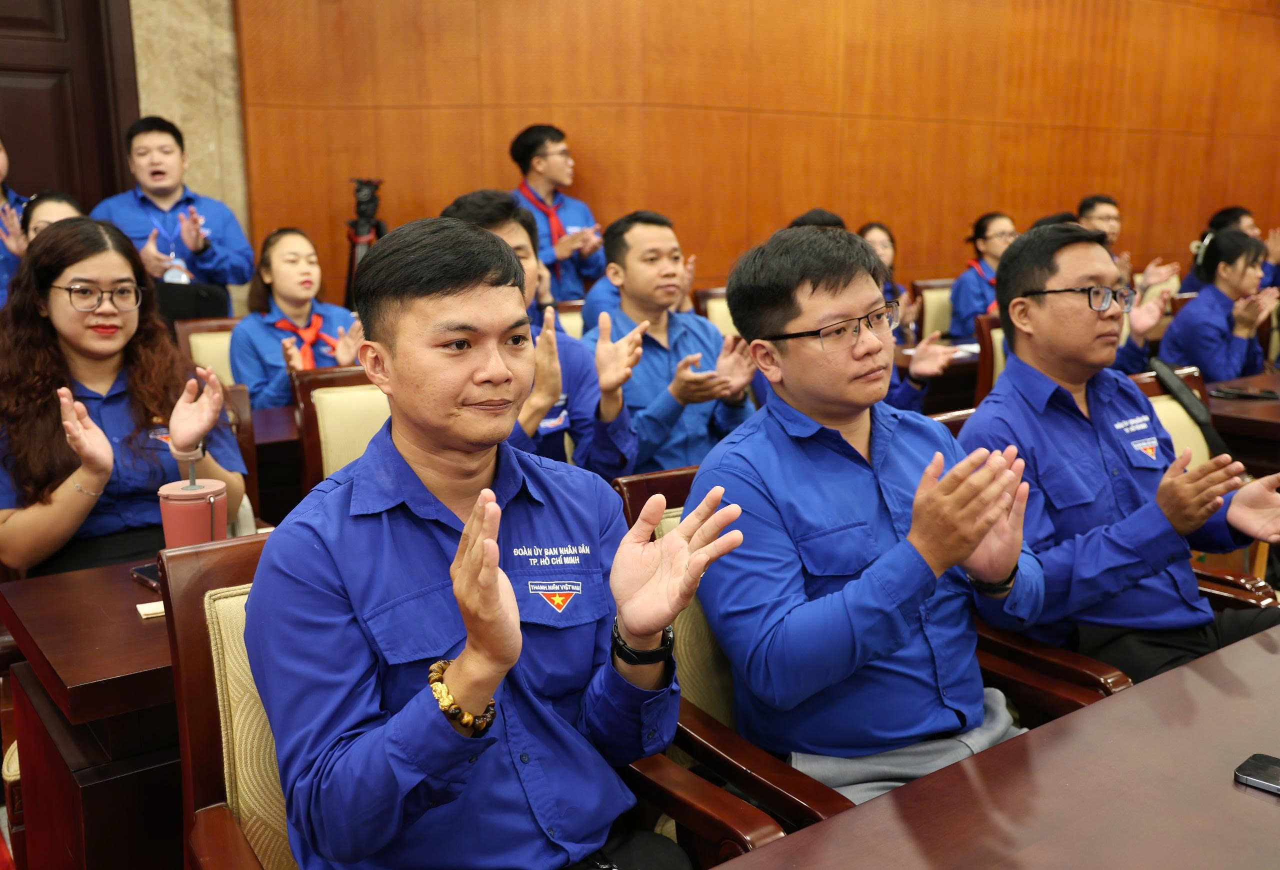 Clip B&iacute; thư Th&agrave;nh ủy TPHCM &ocirc;m đ&agrave;n, h&aacute;t khi gặp gỡ thanh ni&ecirc;n - Ảnh 6.