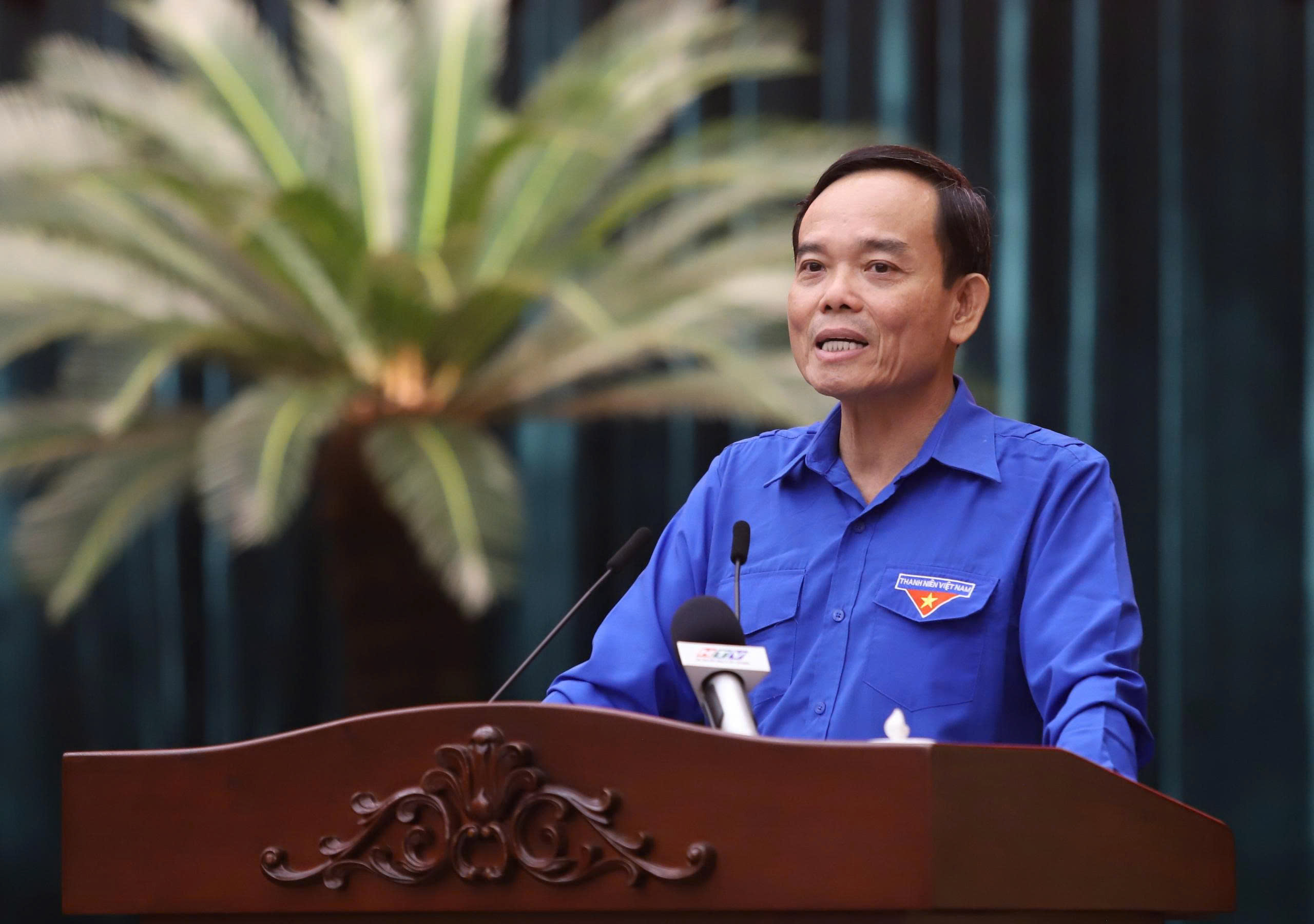 Clip B&iacute; thư Th&agrave;nh ủy TPHCM &ocirc;m đ&agrave;n, h&aacute;t khi gặp gỡ thanh ni&ecirc;n - Ảnh 3.