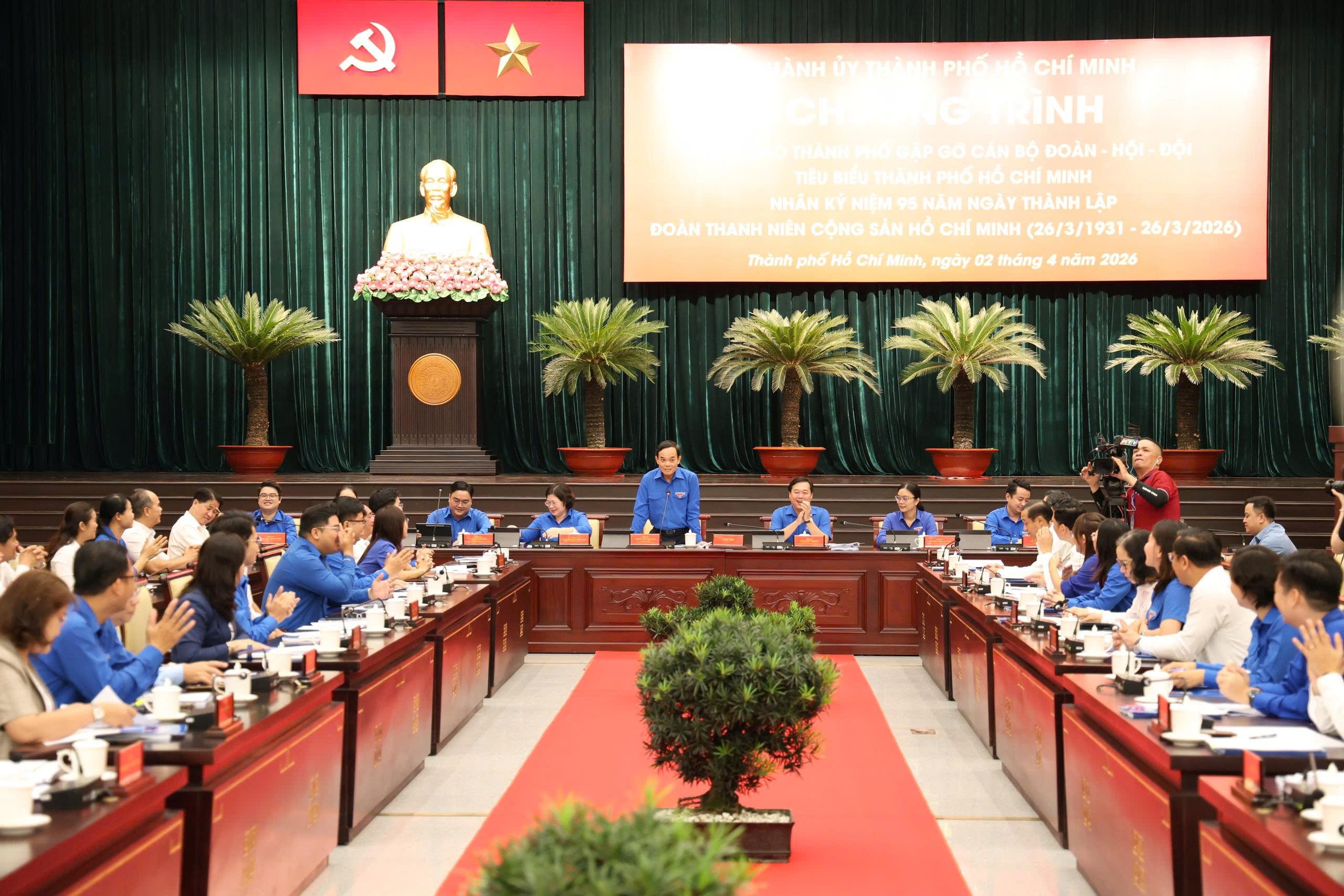 Clip B&iacute; thư Th&agrave;nh ủy TPHCM &ocirc;m đ&agrave;n, h&aacute;t khi gặp gỡ thanh ni&ecirc;n - Ảnh 4.