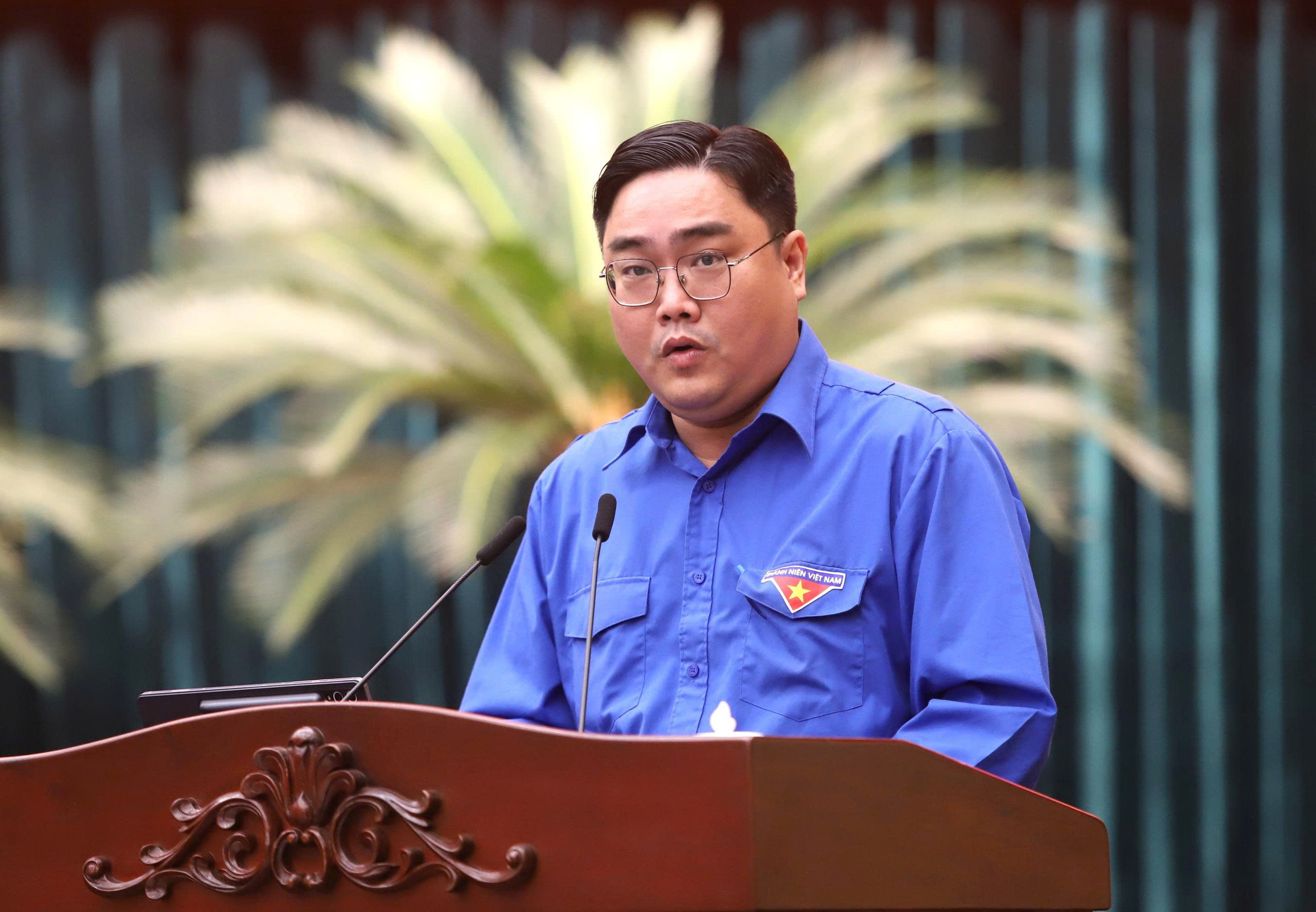 Clip B&iacute; thư Th&agrave;nh ủy TPHCM &ocirc;m đ&agrave;n, h&aacute;t khi gặp gỡ thanh ni&ecirc;n - Ảnh 5.