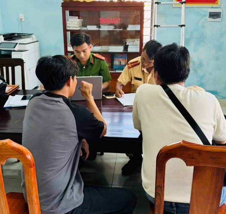 Gia Lai: Xử phạt 2 tài xế chở người trên thùng xe bán tải sau clip lan truyền - Ảnh 1.