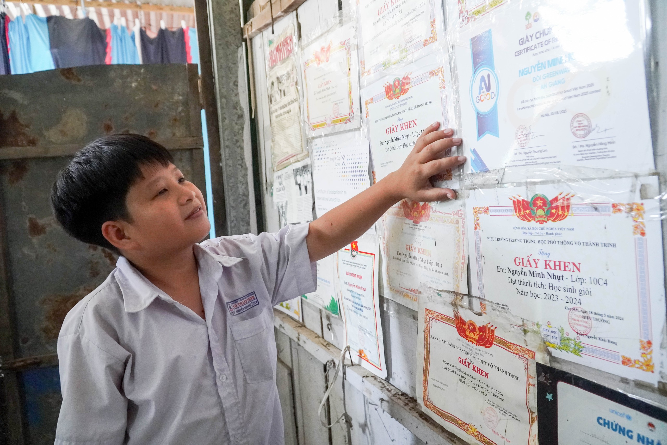 Ch&agrave;ng trai t&iacute; hon v&agrave; lời hứa với b&agrave; nội: "Con sẽ học đại học, con l&agrave;m được!" - Ảnh 11.