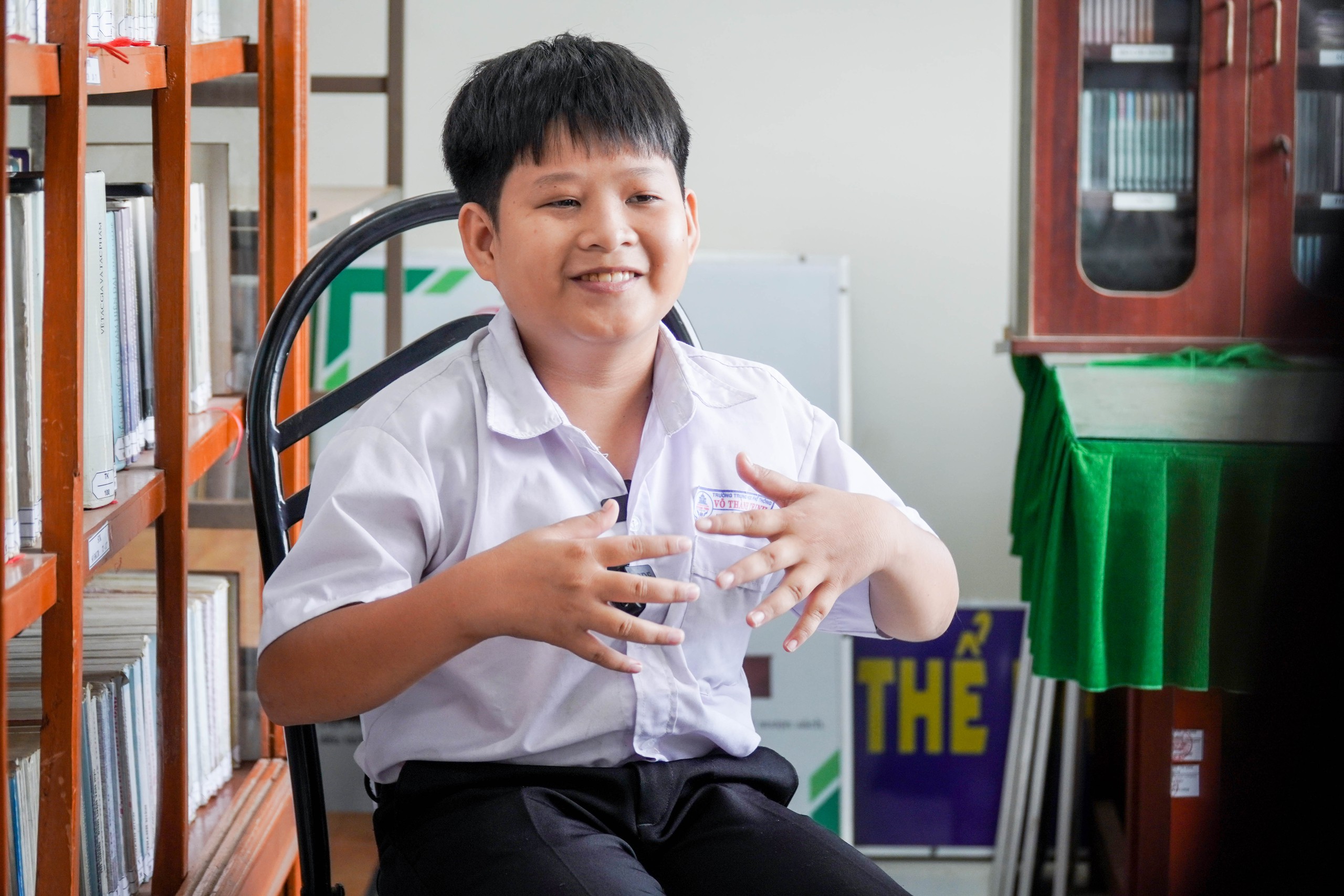 Ch&agrave;ng trai t&iacute; hon v&agrave; lời hứa với b&agrave; nội: "Con sẽ học đại học, con l&agrave;m được!" - Ảnh 1.