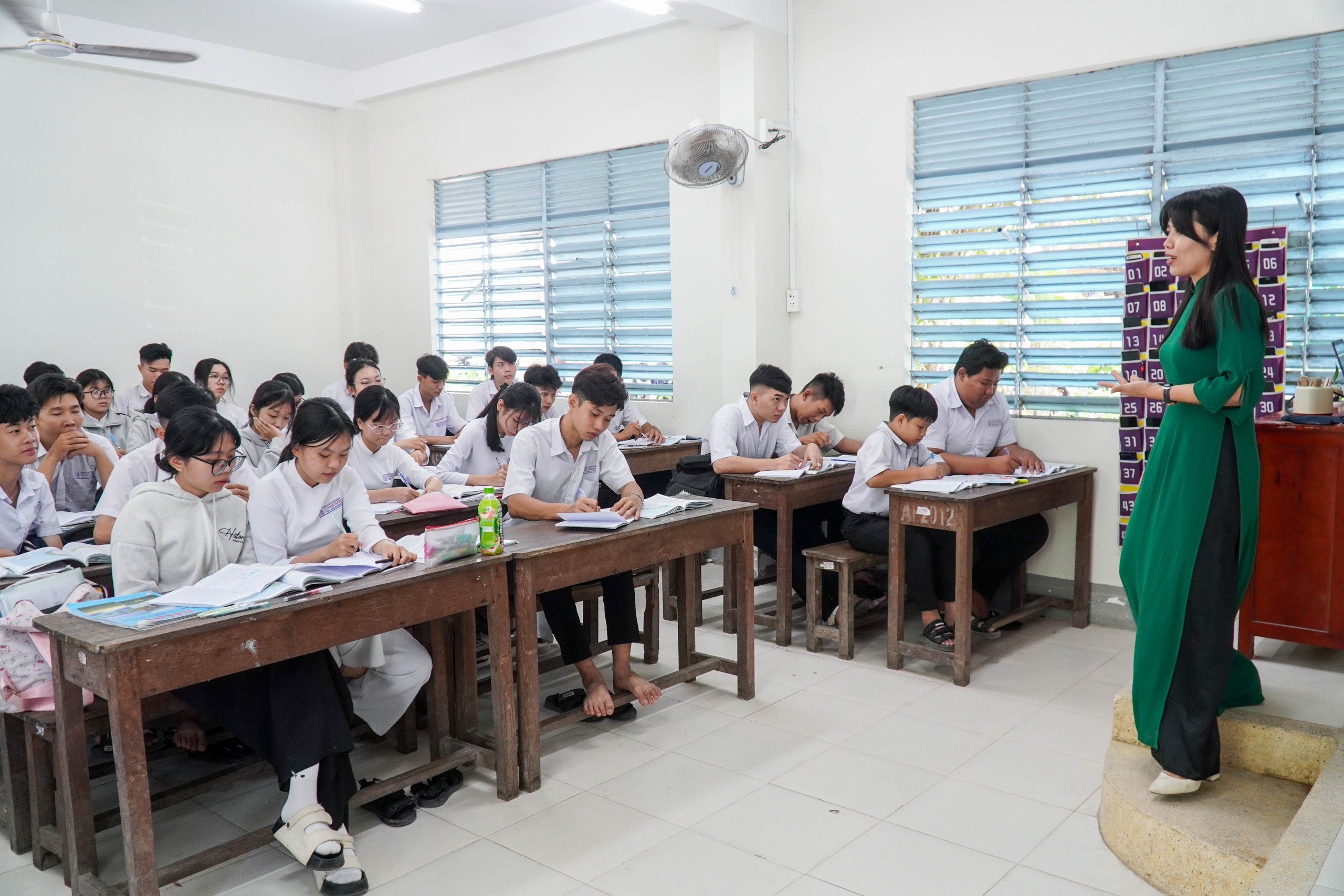 Ch&agrave;ng trai t&iacute; hon v&agrave; lời hứa với b&agrave; nội: "Con sẽ học đại học, con l&agrave;m được!" - Ảnh 2.