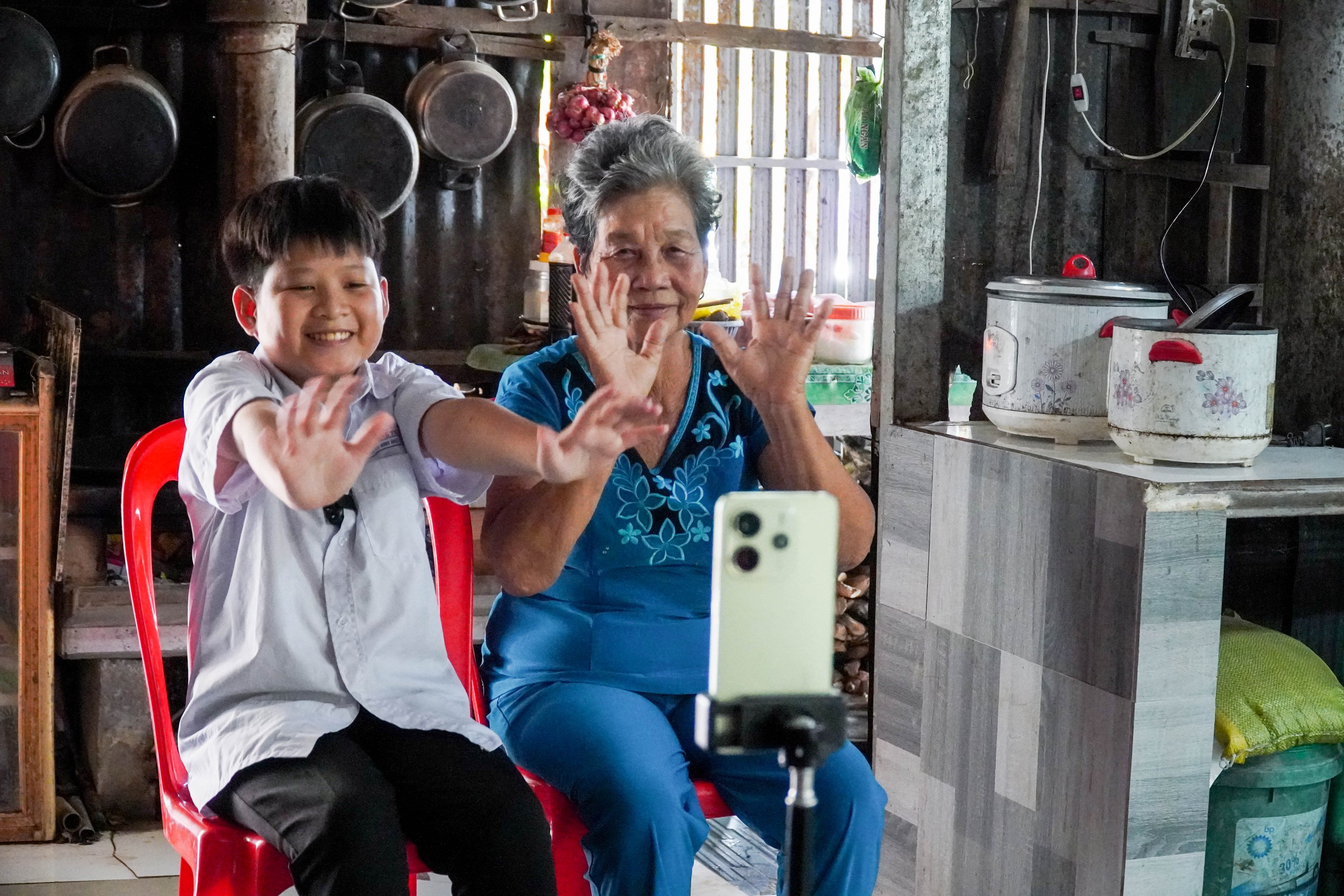 Ch&agrave;ng trai t&iacute; hon v&agrave; lời hứa với b&agrave; nội: "Con sẽ học đại học, con l&agrave;m được!" - Ảnh 8.