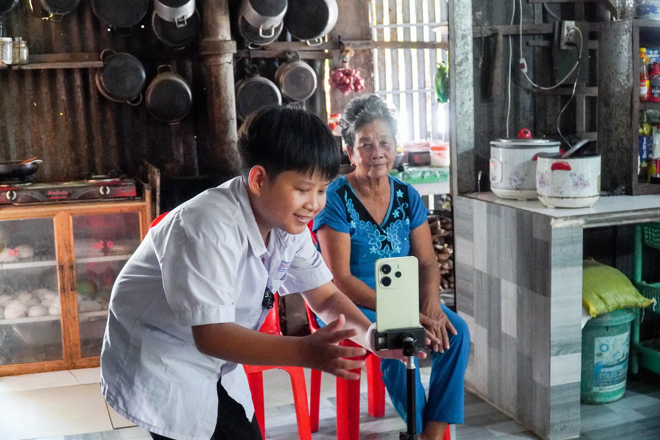 Ch&agrave;ng trai t&iacute; hon v&agrave; lời hứa với b&agrave; nội: "Con sẽ học đại học, con l&agrave;m được!" - Ảnh 9.