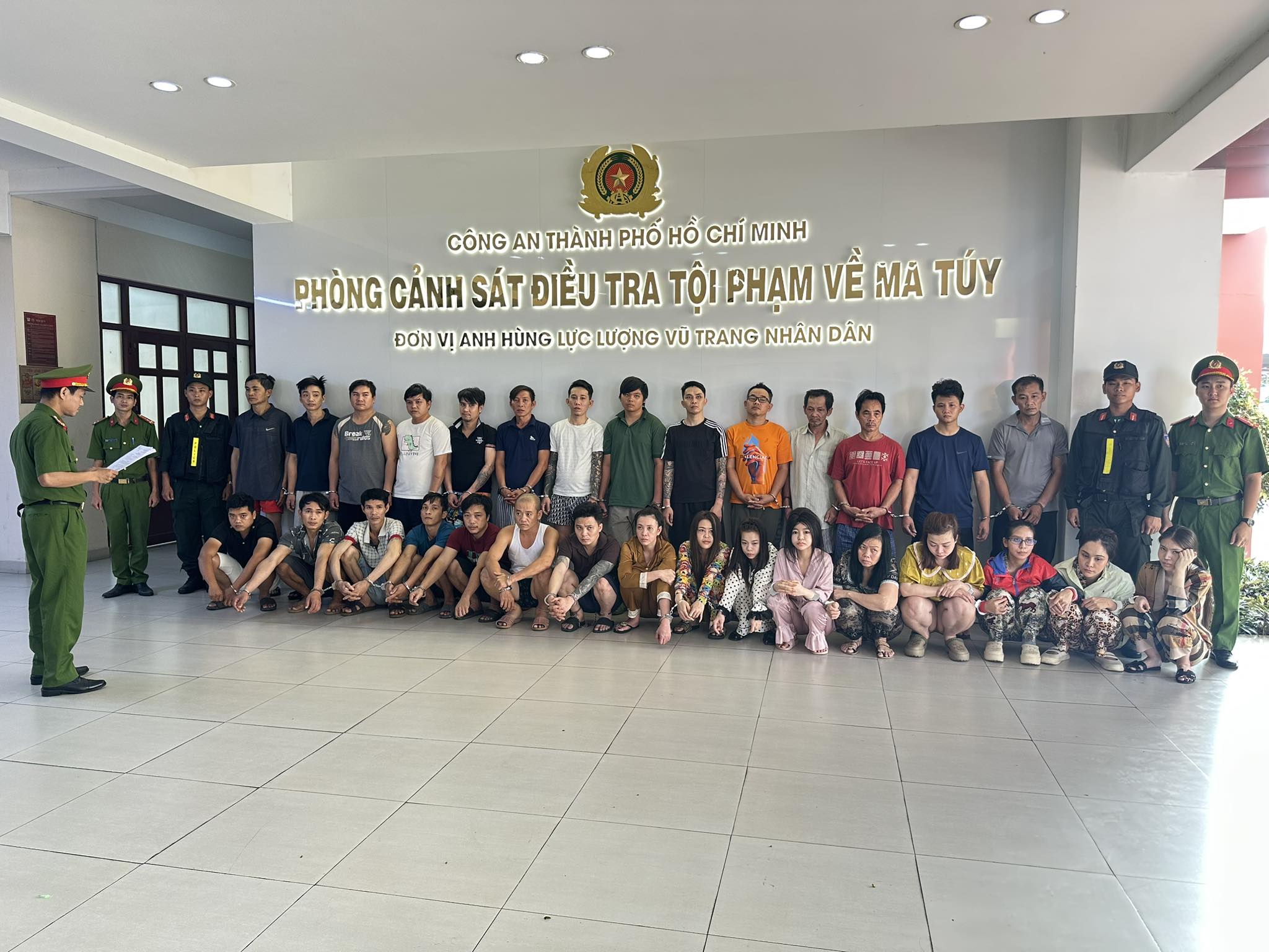 Công an TPHCM triệt phá chuyên án bí số  VA726D, bắt 26 người - Ảnh 2.