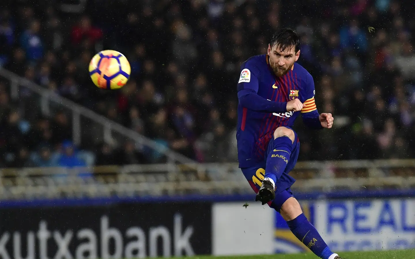 Lionel Messi mua lại CLB hạng Ba T&acirc;y Ban Nha - Ảnh 2.