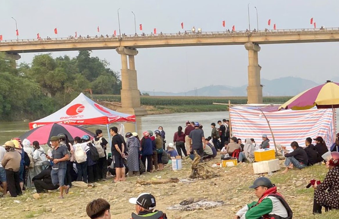 VIDEO người đàn ông lao xuống sông cứu cô gái trẻ nhảy cầu tự tử: Tìm thấy thi thể  - Ảnh 2.