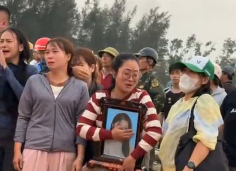 VIDEO người đàn ông lao xuống sông cứu cô gái trẻ nhảy cầu tự tử: Tìm thấy thi thể  - Ảnh 1.