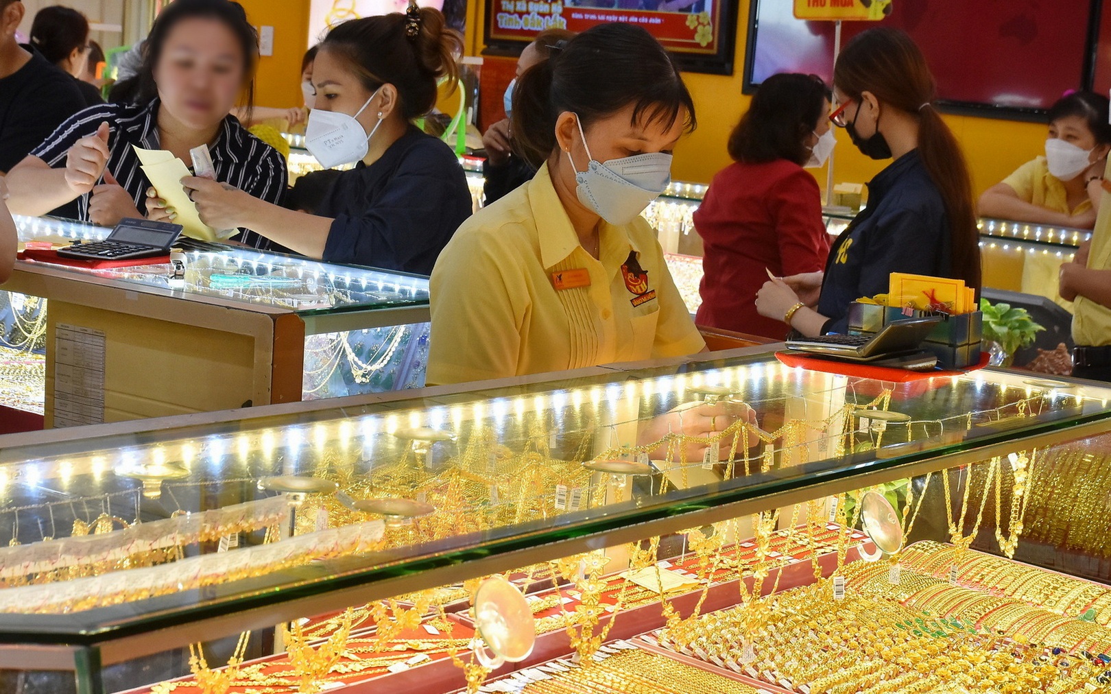 Gi&aacute; v&agrave;ng h&ocirc;m nay 3 - 4: Gi&aacute; v&agrave;ng nhẫn trơn thấp hơn v&agrave;ng miếng SJC - Ảnh 1.