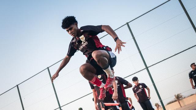 Cầu thủ tung "kungfu" tố bị ph&acirc;n biệt chủng tộc, Dewa United dọa kiện vụ ẩu đả tại Giải U20 Indonesia - Ảnh 2.