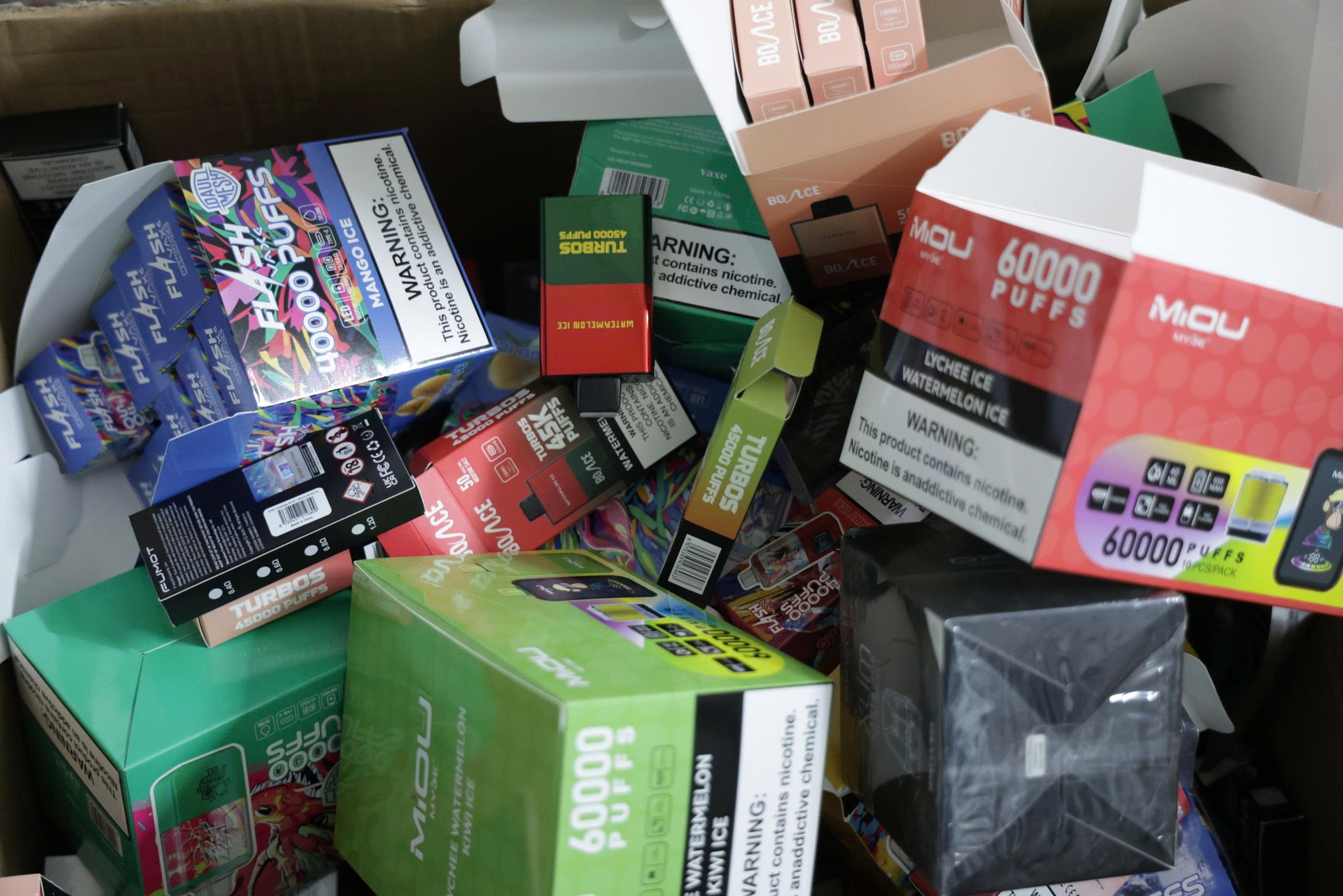 Cho hút thuốc lá điện tử tại chỗ có thể bị phạt tới 10 triệu đồng - Ảnh 1.