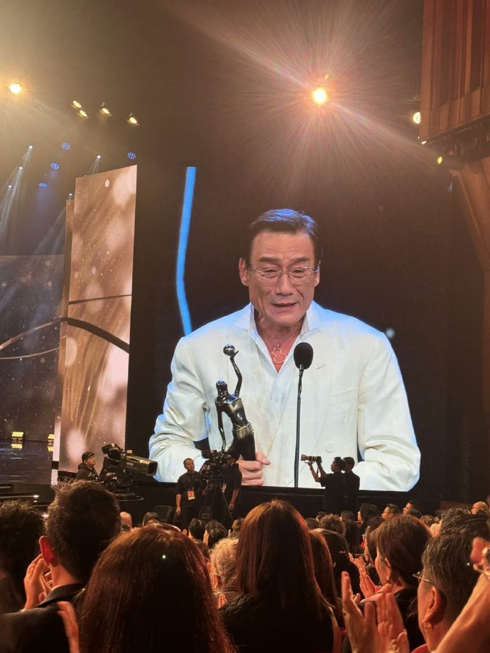 Tài tử Lương Gia Huy khóc khi đăng quang 