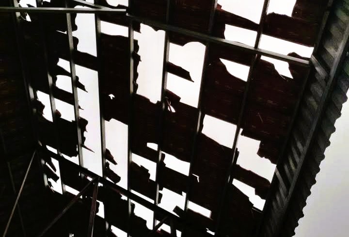 Mưa đá, dông lốc gây ảnh hưởng tới 4.000 hộ dân 1 xã ở Thanh Hóa - Ảnh 2.