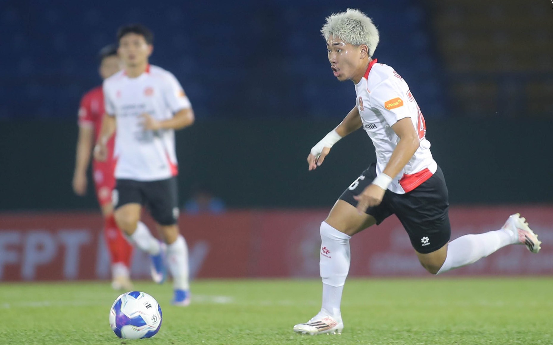 CLB C&ocirc;ng an H&agrave; Nội tiến gần "ng&ocirc;i vương" V-League - Ảnh 3.