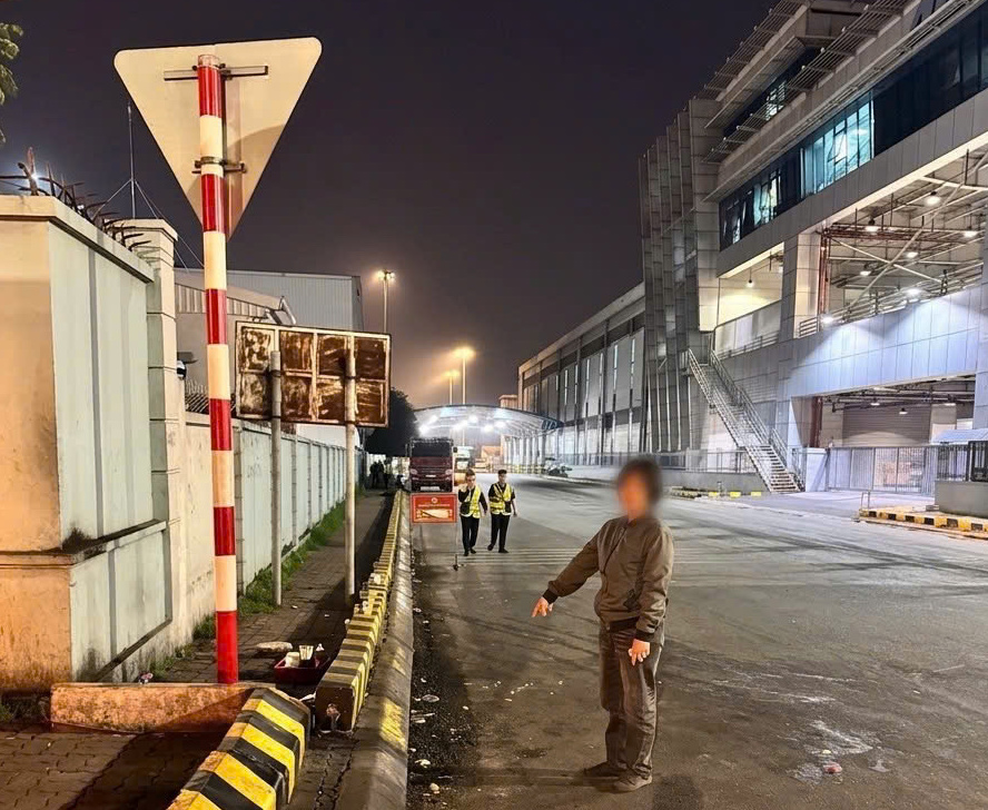 Khởi tố người bán hàng rong gây rối tại khu vực sân bay - Ảnh 1.