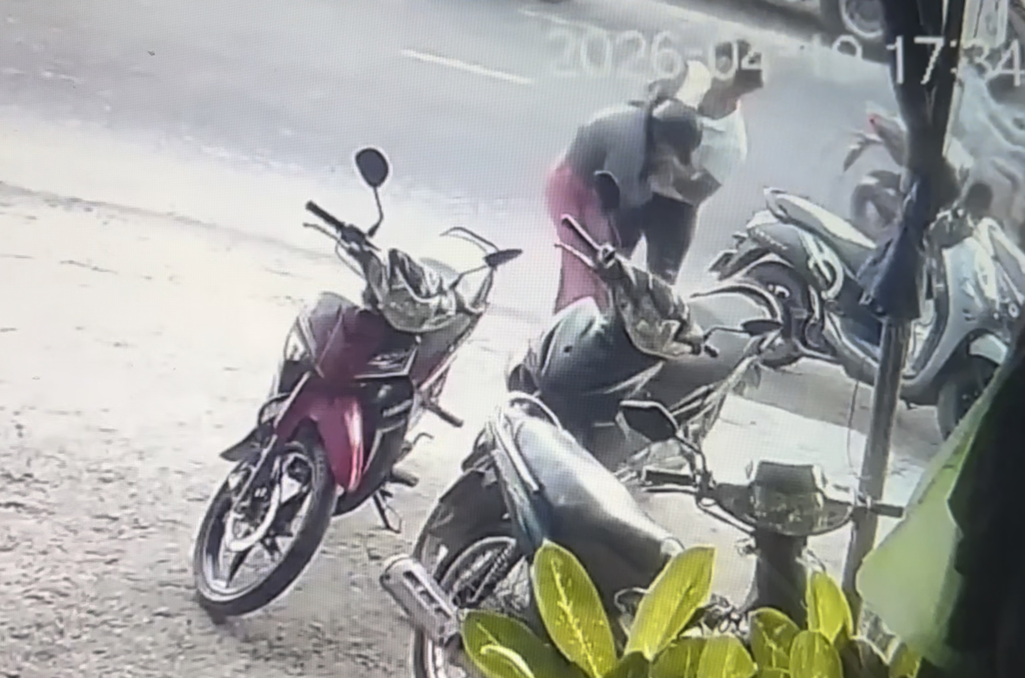 Clip: Phẫn nộ cảnh thanh niên hành hung phụ nữ giữa đường, công an vào cuộc - Ảnh 1.