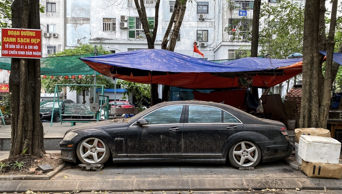 Chiếc Mercedes S63 bị bỏ rơi 10 năm trên vỉa hè Hà Nội là tang vật vụ án - Ảnh 1.
