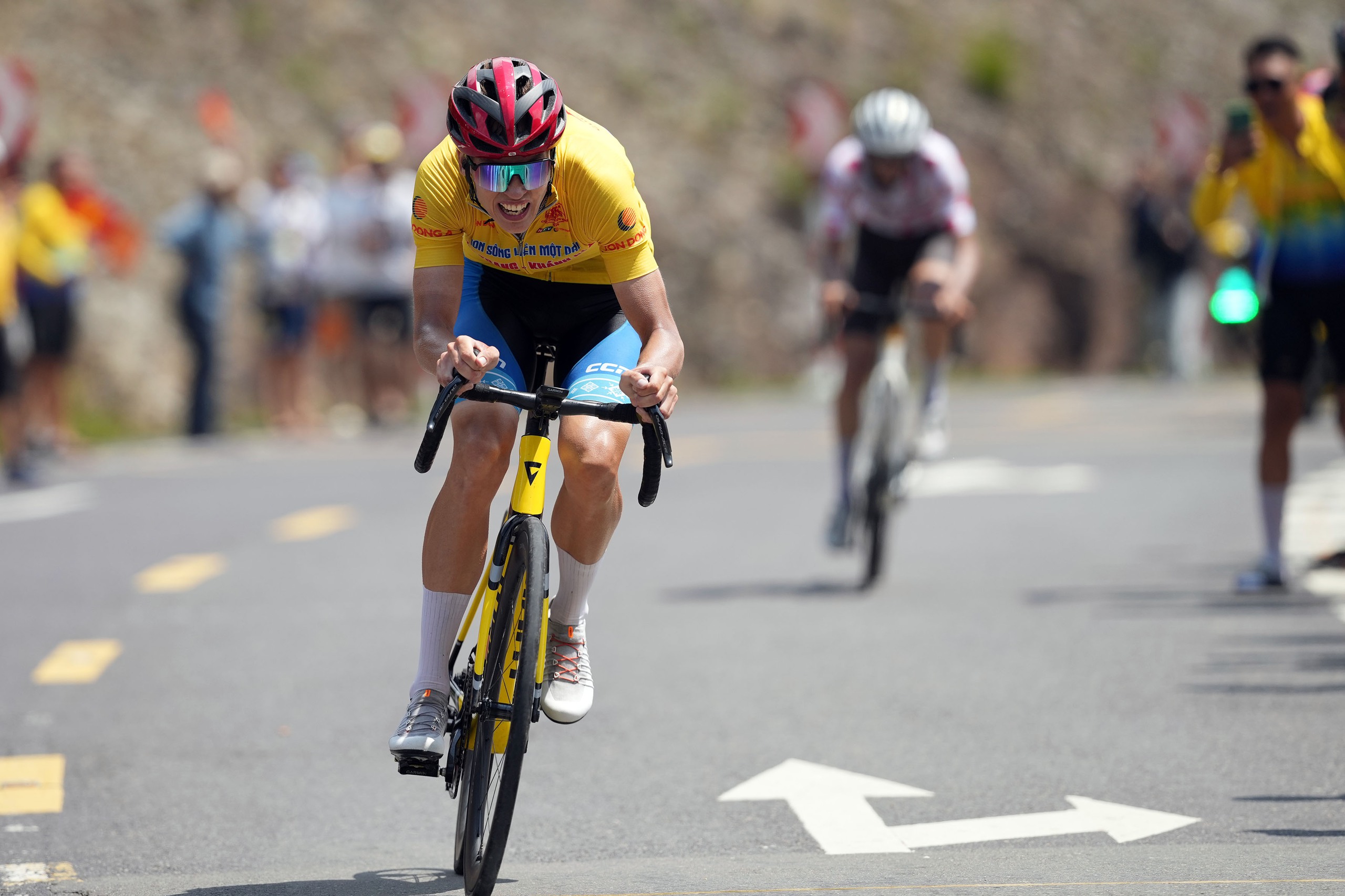 C&uacute;p truyền h&igrave;nh 2026: &Ecirc; k&iacute;p TPHCM giữ vững &Aacute;o v&agrave;ng, &Aacute;o xanh v&agrave; "x&eacute;" &Aacute;o đỏ sau chặng đua quyết định   - Ảnh 9.