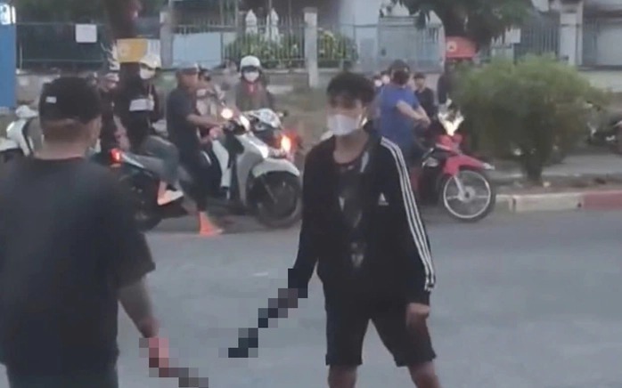 Tạm giữ 4 đối tượng g&acirc;y rối trật tự trước cổng C&ocirc;ng ty Rita , KCN S&oacute;ng Thần 2 - Ảnh 2.