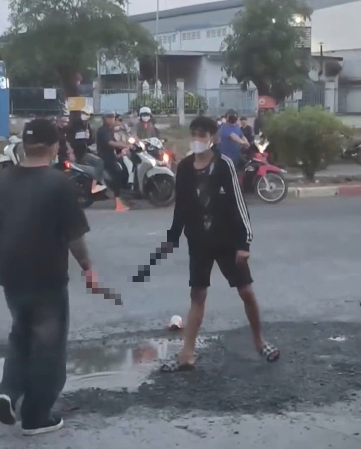 Nhóm thanh niên đánh nhau gây náo loạn gần KCN Sóng Thần , TPHCM - Ảnh 1.