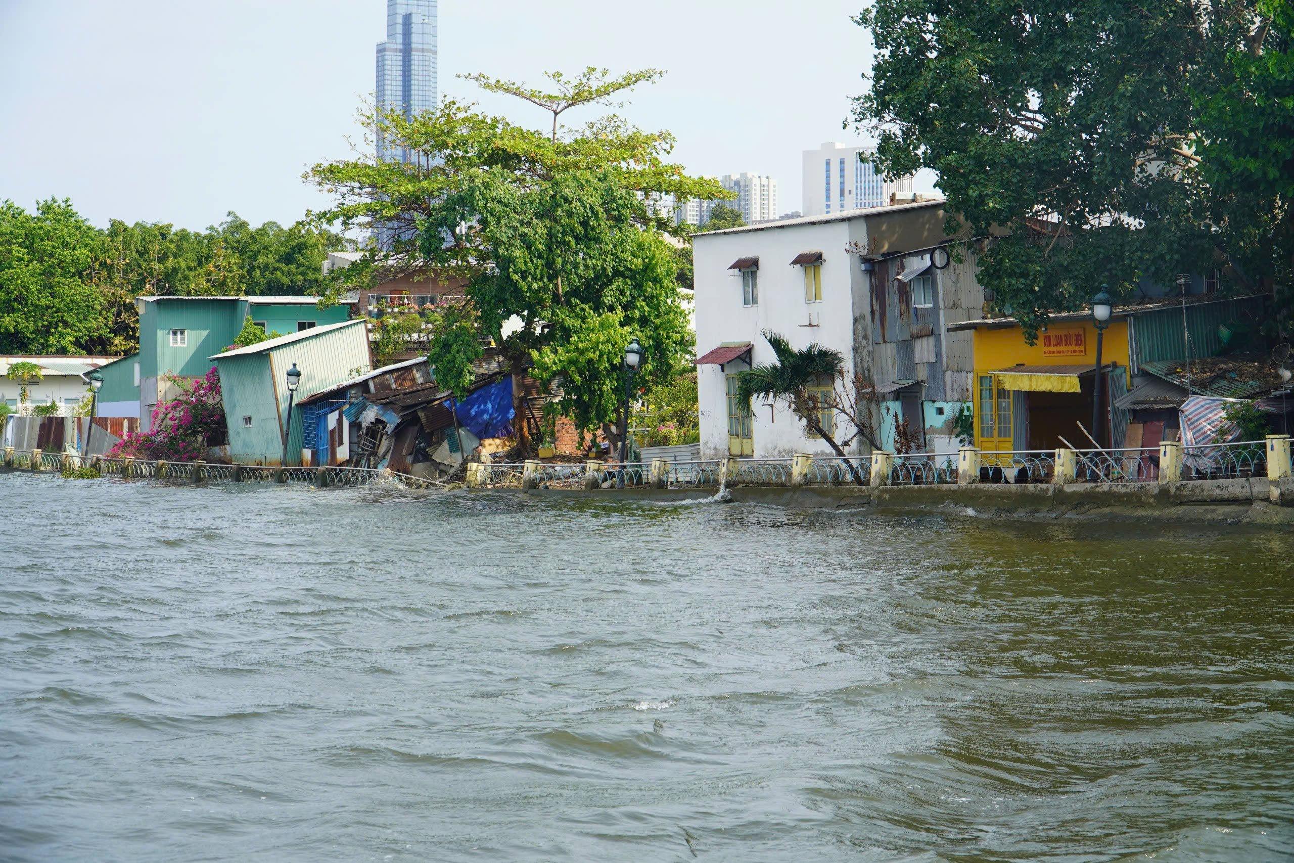 Ngăn sạt lở, giữ an toàn - Ảnh 1.