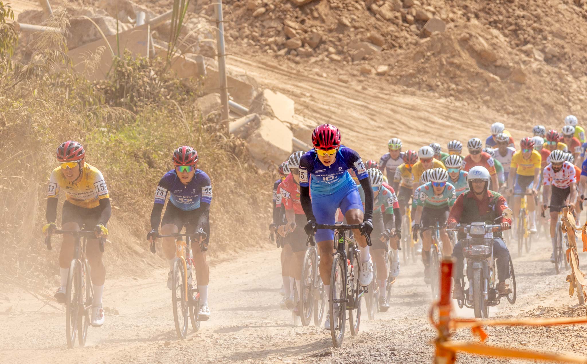 C&uacute;p truyền h&igrave;nh 2026: &Ecirc; k&iacute;p TPHCM giữ vững &Aacute;o v&agrave;ng, &Aacute;o xanh v&agrave; "x&eacute;" &Aacute;o đỏ sau chặng đua quyết định   - Ảnh 6.