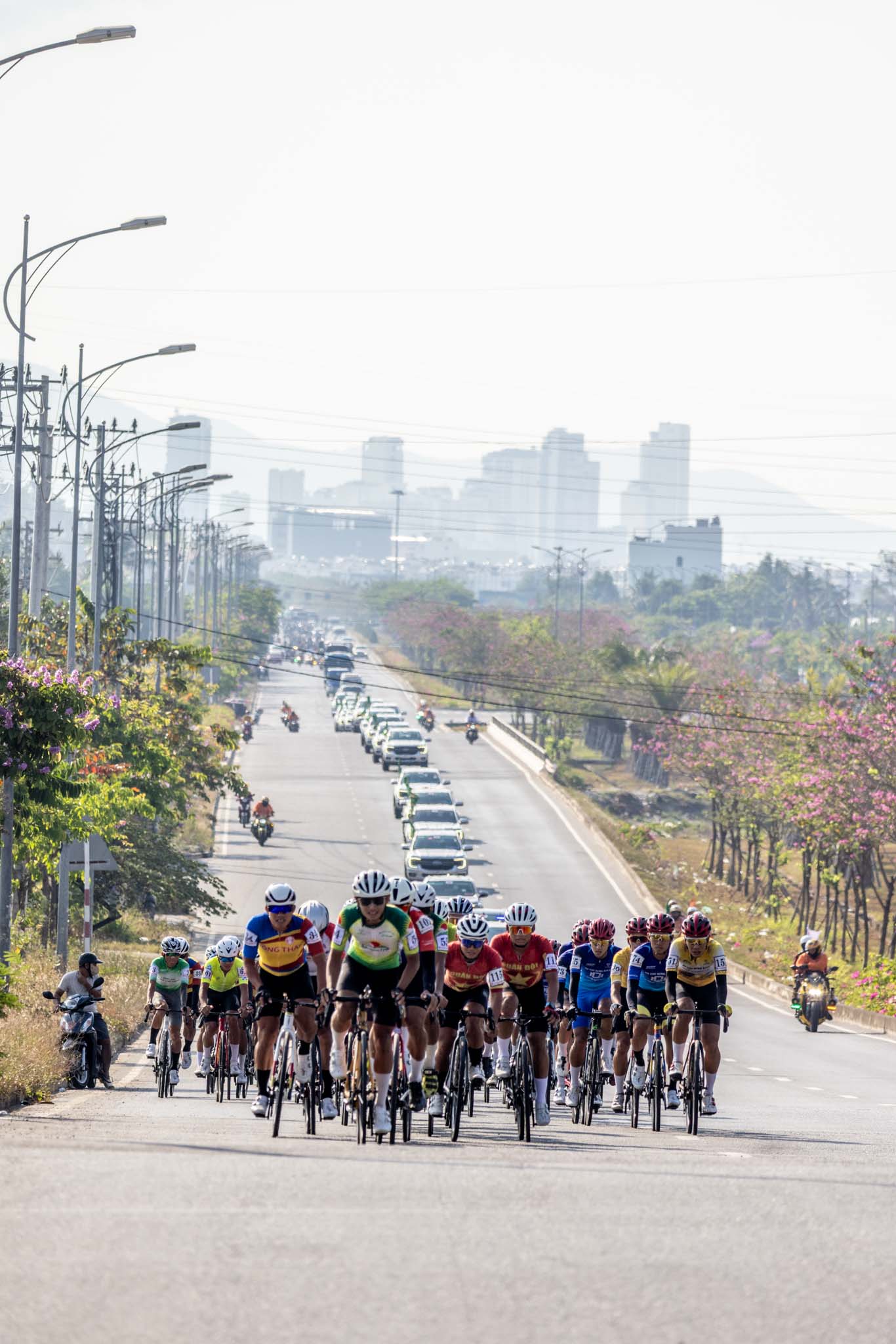 C&uacute;p truyền h&igrave;nh 2026: &Ecirc; k&iacute;p TPHCM giữ vững &Aacute;o v&agrave;ng, &Aacute;o xanh v&agrave; "x&eacute;" &Aacute;o đỏ sau chặng đua quyết định   - Ảnh 5.