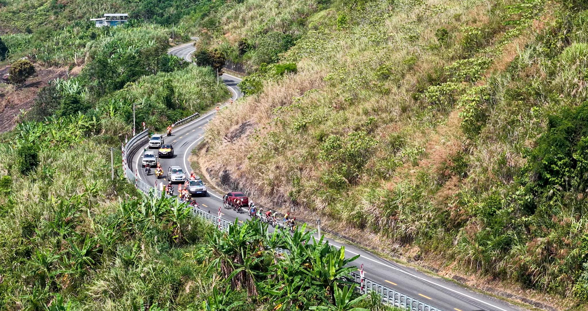 C&uacute;p truyền h&igrave;nh 2026: &Ecirc; k&iacute;p TPHCM giữ vững &Aacute;o v&agrave;ng, &Aacute;o xanh v&agrave; "x&eacute;" &Aacute;o đỏ sau chặng đua quyết định   - Ảnh 1.