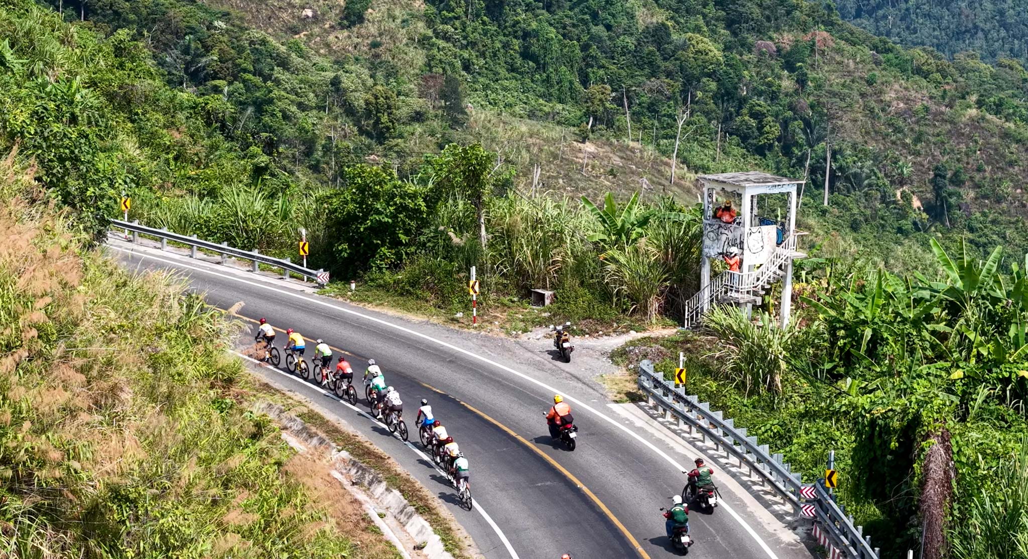 C&uacute;p truyền h&igrave;nh 2026: &Ecirc; k&iacute;p TPHCM giữ vững &Aacute;o v&agrave;ng, &Aacute;o xanh v&agrave; "x&eacute;" &Aacute;o đỏ sau chặng đua quyết định   - Ảnh 4.